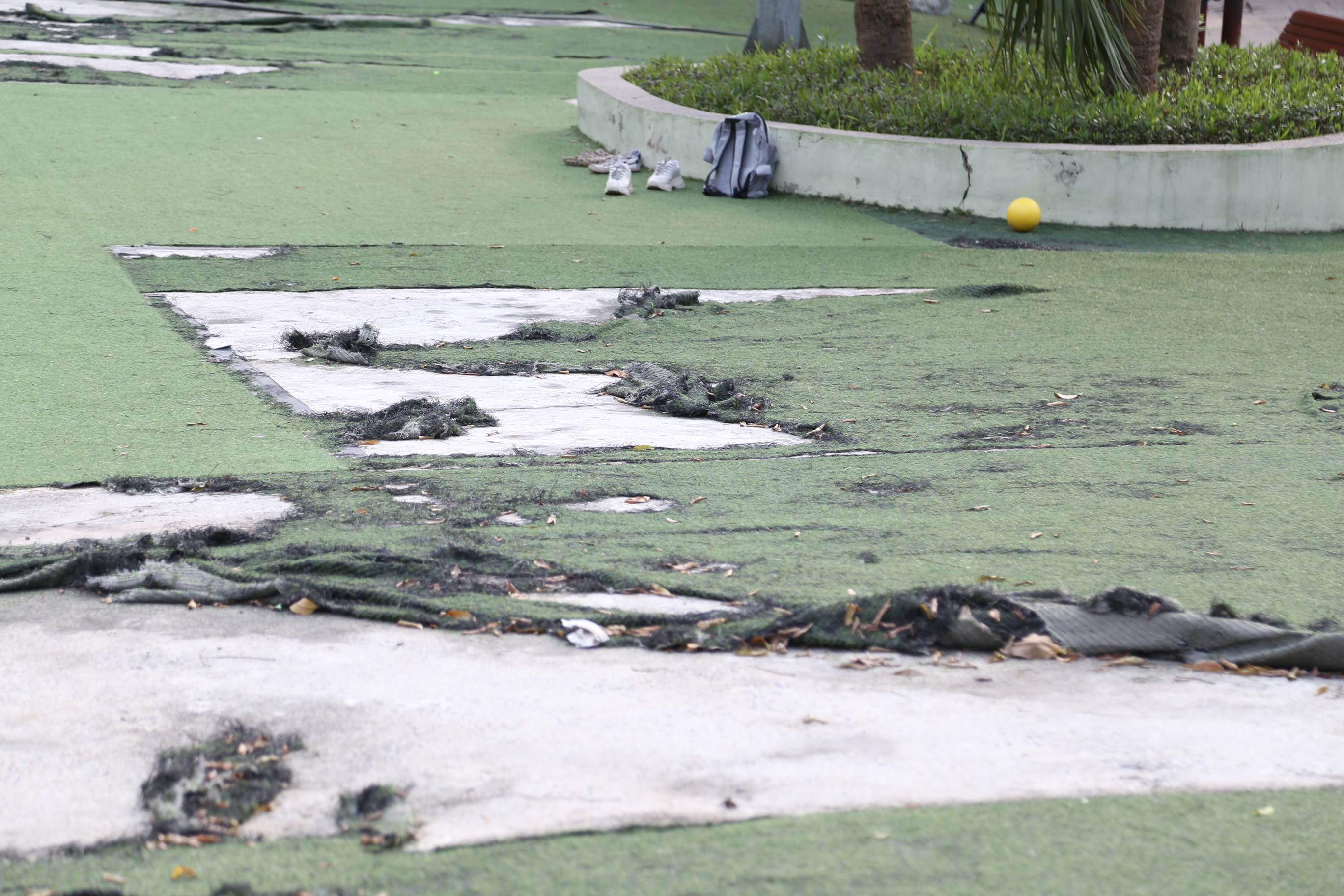 Nhiều thảm cỏ tại khu vui chơi của trẻ em trong c&ocirc;ng vi&ecirc;n đ&atilde; bị bong tr&oacute;c cả mảng, để lộ cả mặt b&ecirc; t&ocirc;ng ph&iacute;a dưới.