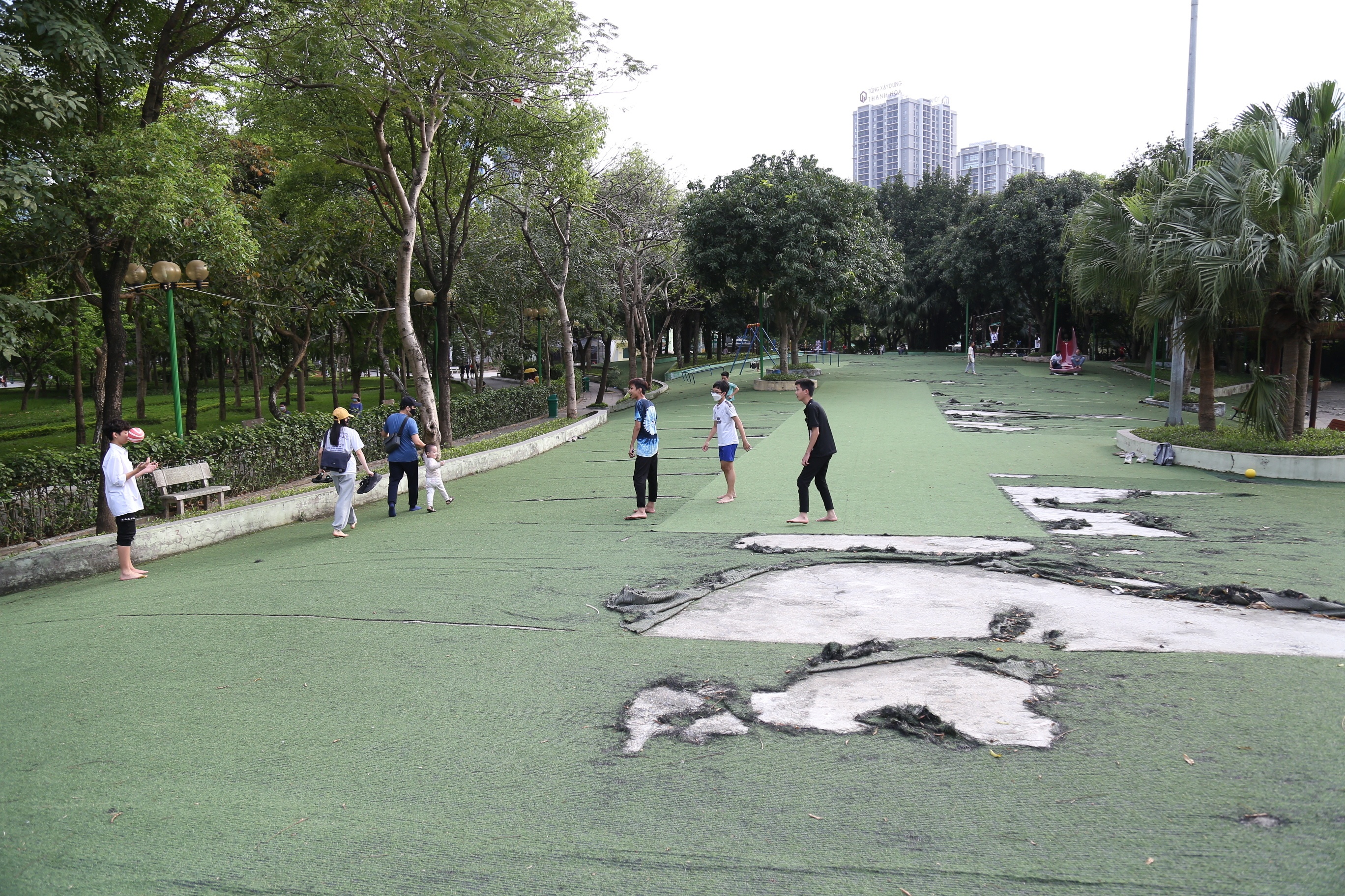 Thời gian gần đ&acirc;y, nhiều hạng mục như khu thảm cỏ nh&acirc;n tạo, gạch l&aacute;t khu chạy bộ, bồn c&acirc;y... tại c&ocirc;ng vi&ecirc;n Cầu Giấy (quận Cầu Giấy, TP H&agrave; Nội) xuất hiện t&igrave;nh trạng hư hỏng nặng.