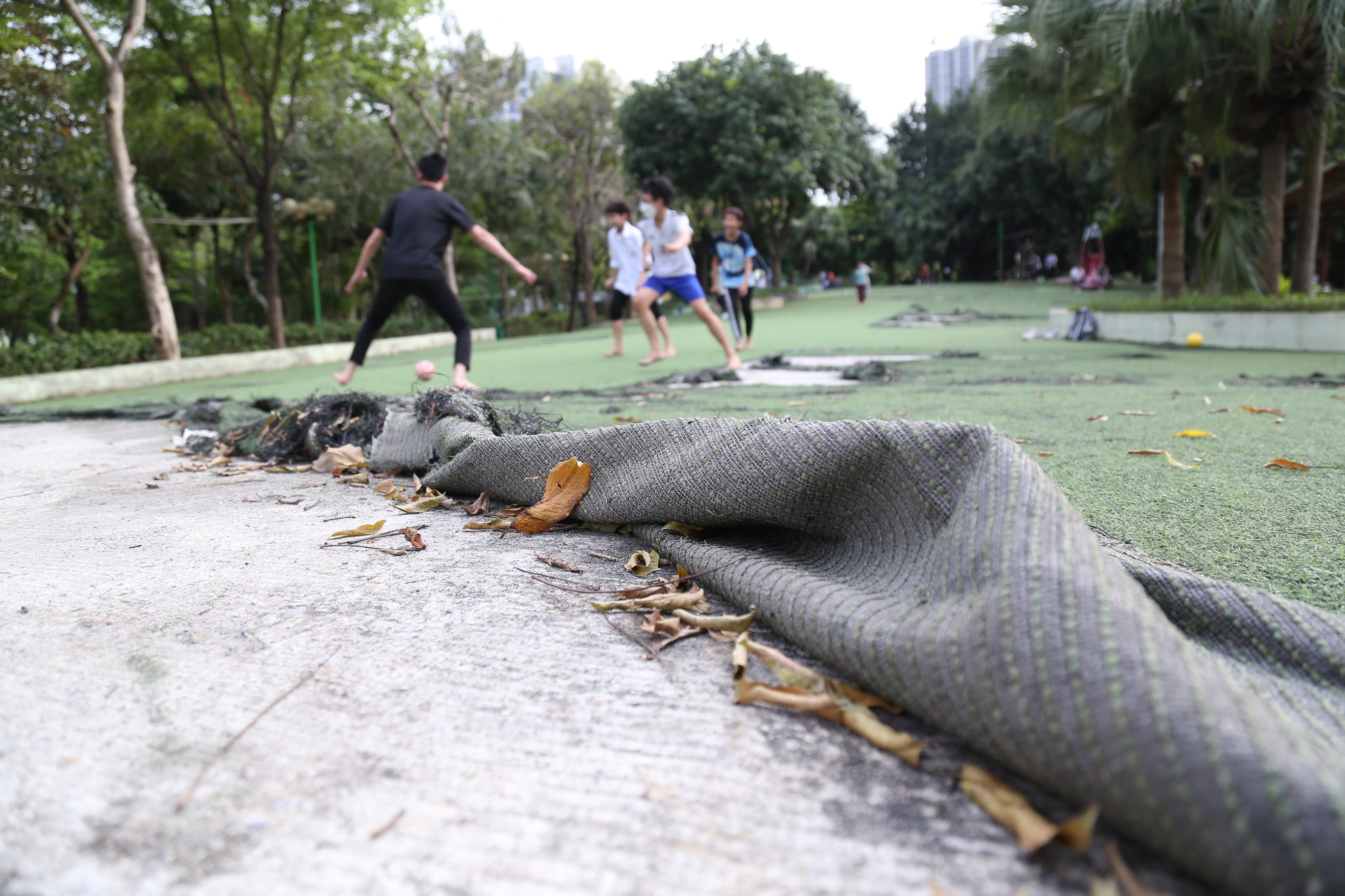 Những tấm thảm cỏ bị tốc cả mảng lớn, nhưng dường như kh&ocirc;ng được những người c&oacute; tr&aacute;ch nhiệm quản l&yacute; C&ocirc;ng vi&ecirc;n Cầu Giấy thu dọn hay sửa chữa.