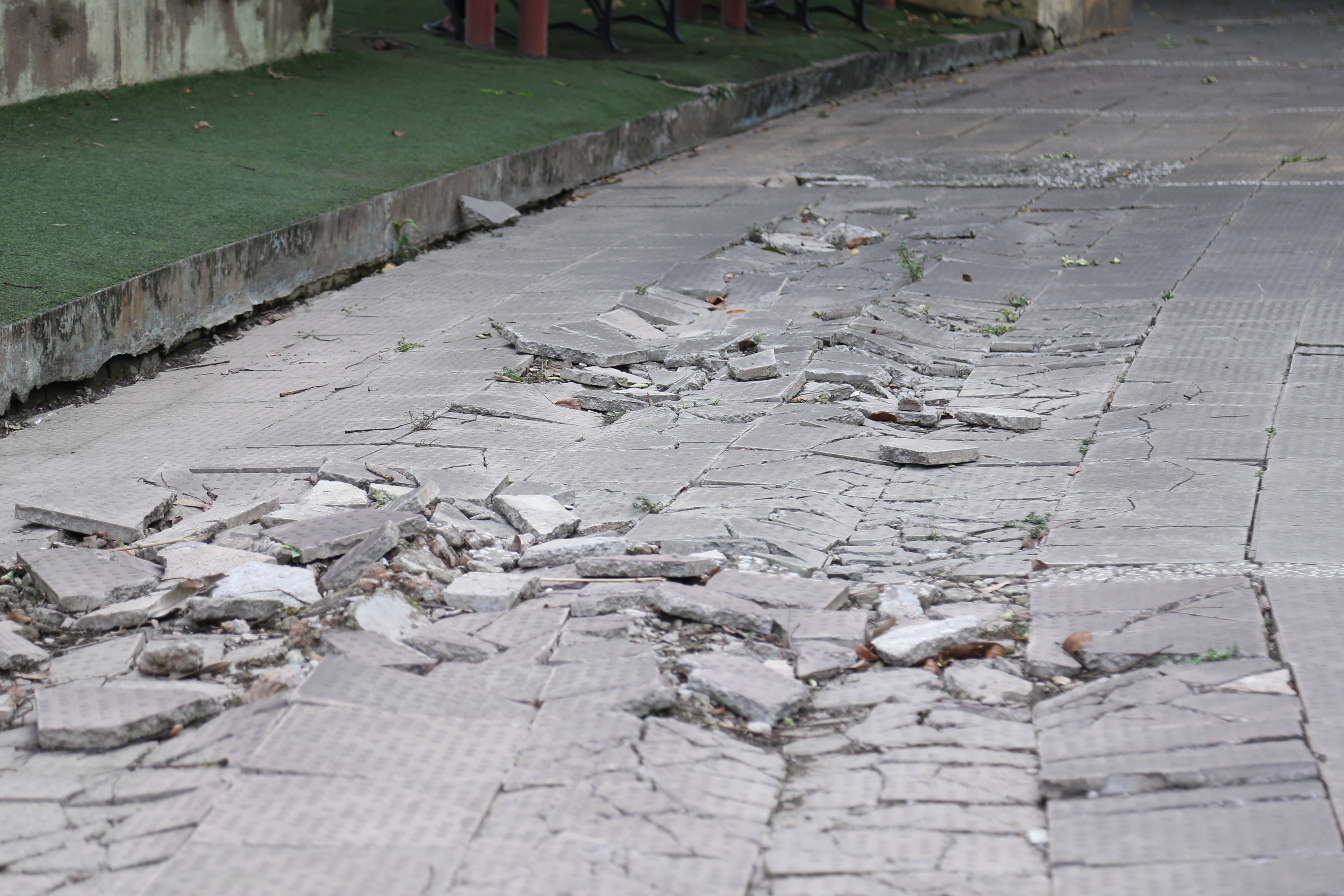 Đường quanh khu b&atilde;i cỏ nh&acirc;n tạo tại C&ocirc;ng vi&ecirc;n Cầu Giấy nhiều đoạn cũng xuống cấp nghi&ecirc;m trọng.