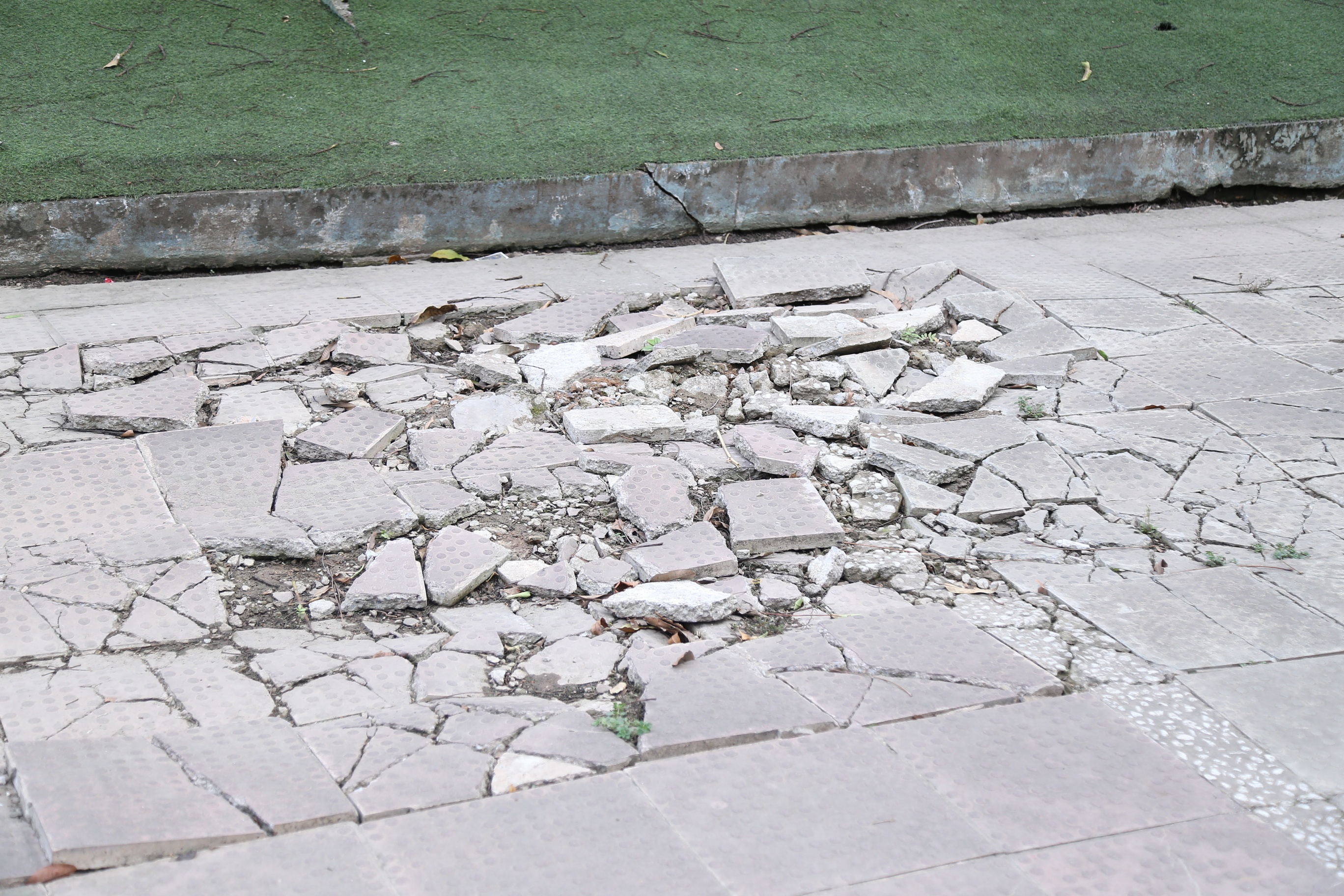 Nhiều mảng gạch đ&atilde; bị vỡ n&aacute;t.