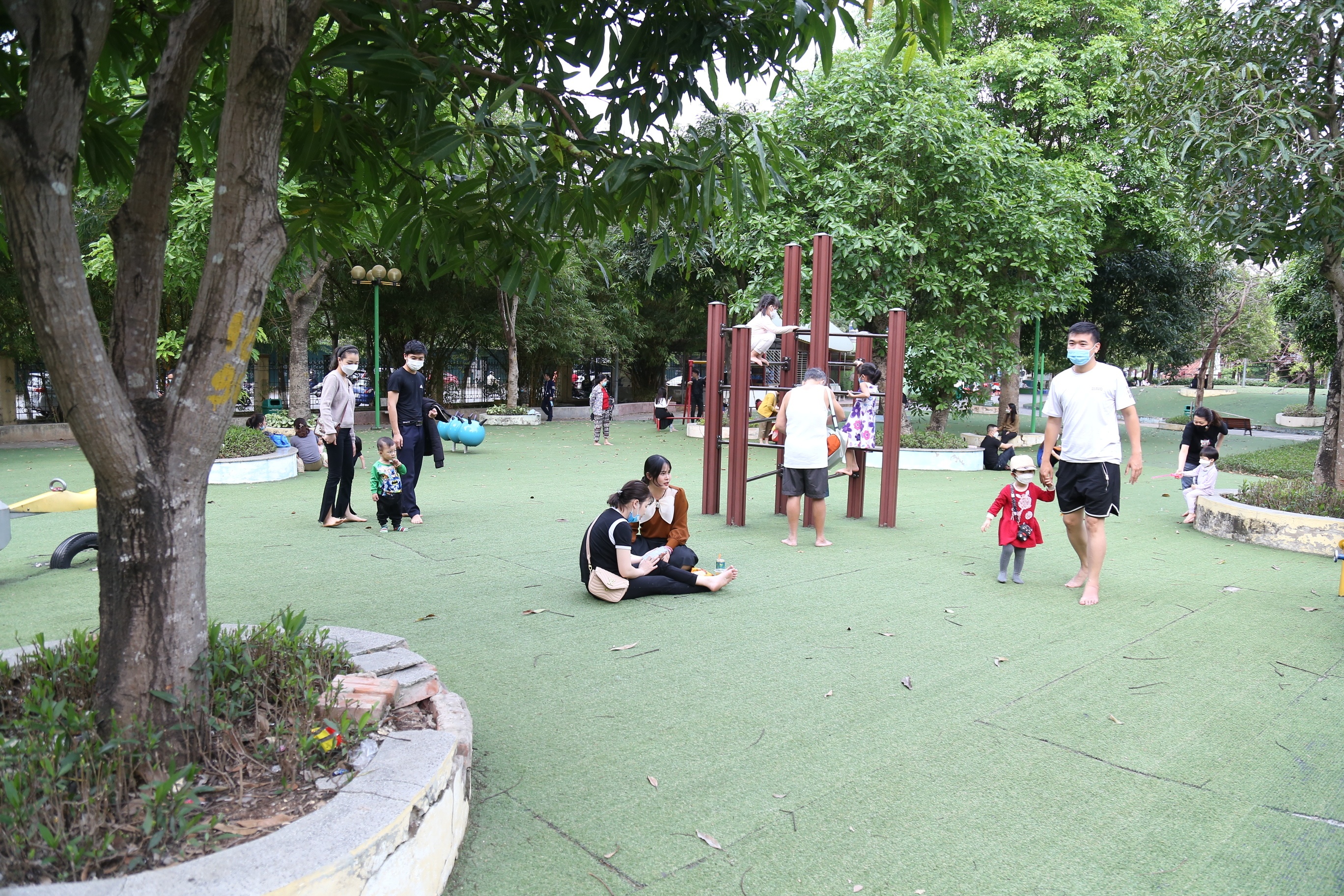 Nhiều mảnh vữa, gạch nhỏ từ bồn c&acirc;y bị vỡ rơi xuống thảm cỏ ảnh hưởng kh&ocirc;ng nhỏ đến người d&acirc;n vui chơi tại đ&acirc;y.