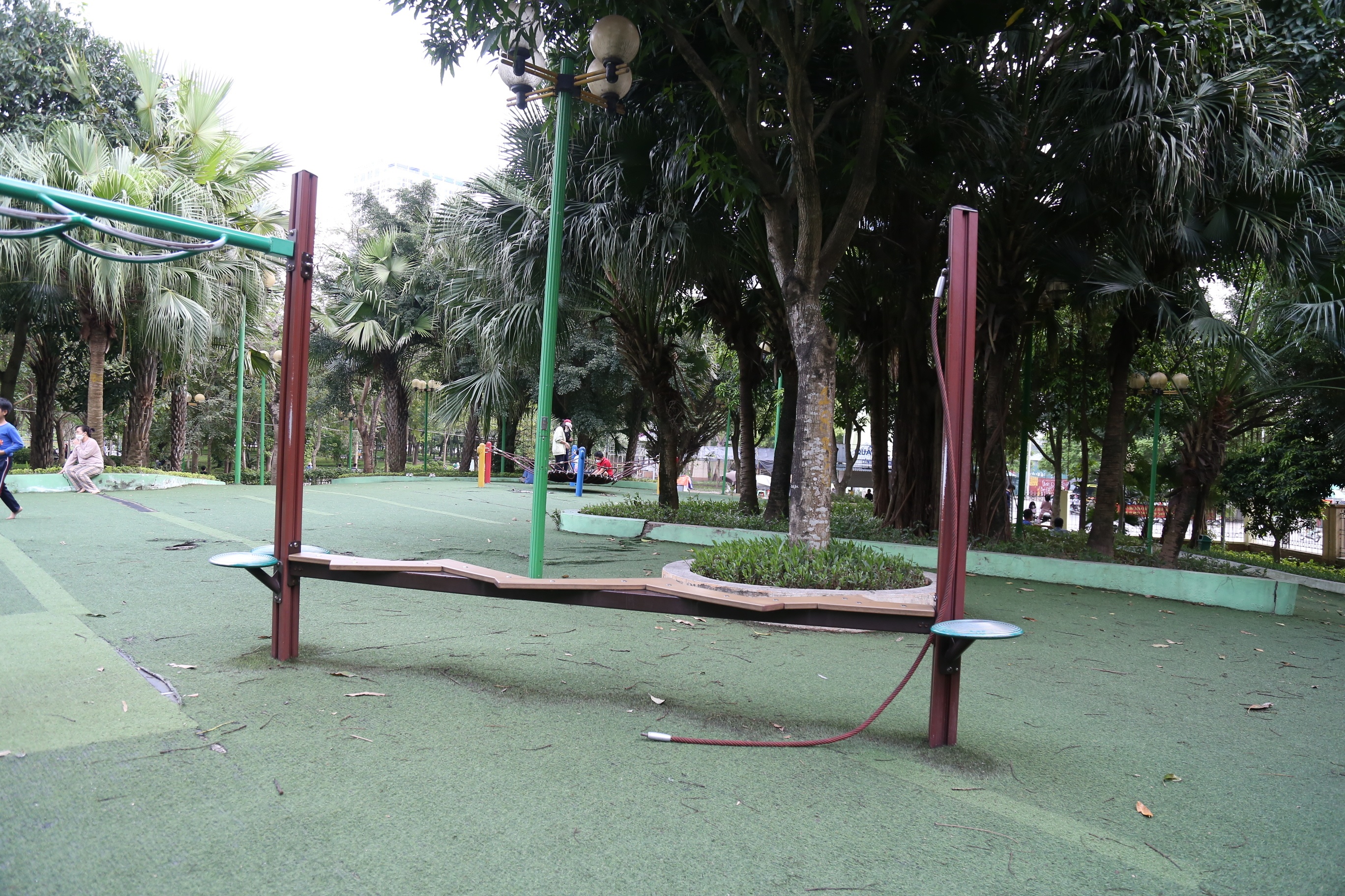 Nhiều thiết bị tr&ograve; chơi d&agrave;nh cho trẻ em tại đ&acirc;y cũng bị hỏng kh&ocirc;ng thể sử dụng.