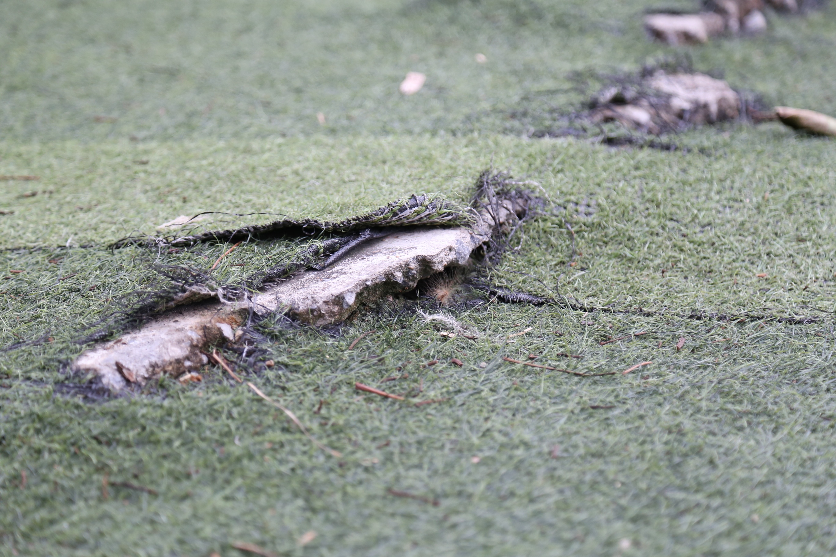 Nguy hiểm hơn, nhiều mảng b&ecirc; t&ocirc;ng tại khu vui chơi của trẻ em bị vỡ n&aacute;t, nh&ocirc; cạnh l&ecirc;n, ảnh hưởng lớn đến việc đi lại của trẻ em tại đ&acirc;y.