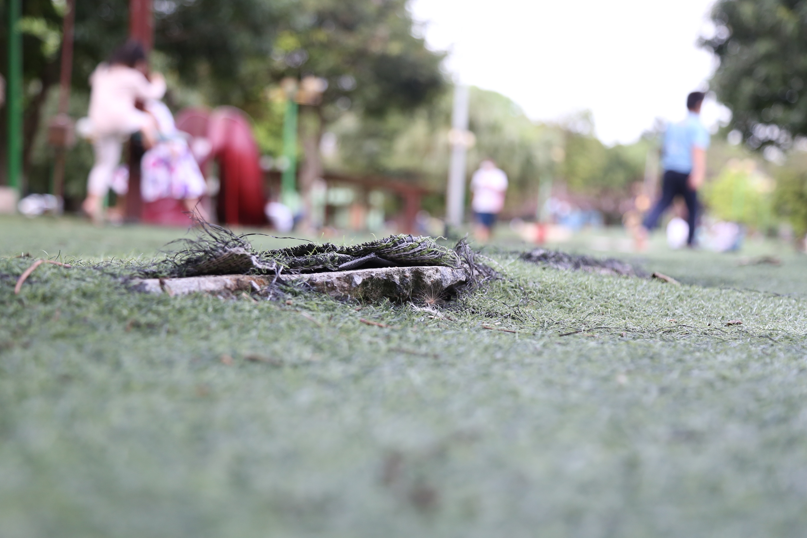 Những cạnh b&ecirc; t&ocirc;ng bị vỡ nh&ocirc; l&ecirc;n như thế n&agrave;y l&agrave; mối nguy hiểm đối với người d&acirc;n.