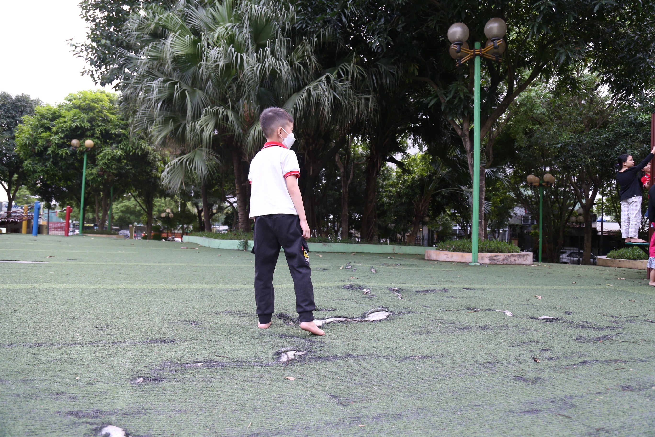 Bởi trước khi l&ecirc;n khu thảm cỏ nh&acirc;n tạo vui chơi, người lớn v&agrave; trẻ em đều phải bỏ d&eacute;p, giầy ở dưới, chỉ được đi ch&acirc;n trần. V&igrave; vậy, việc thường xuy&ecirc;n c&oacute; những vụ chảy m&aacute;u, xước ch&acirc;n cũng l&agrave; đều dễ hiểu.