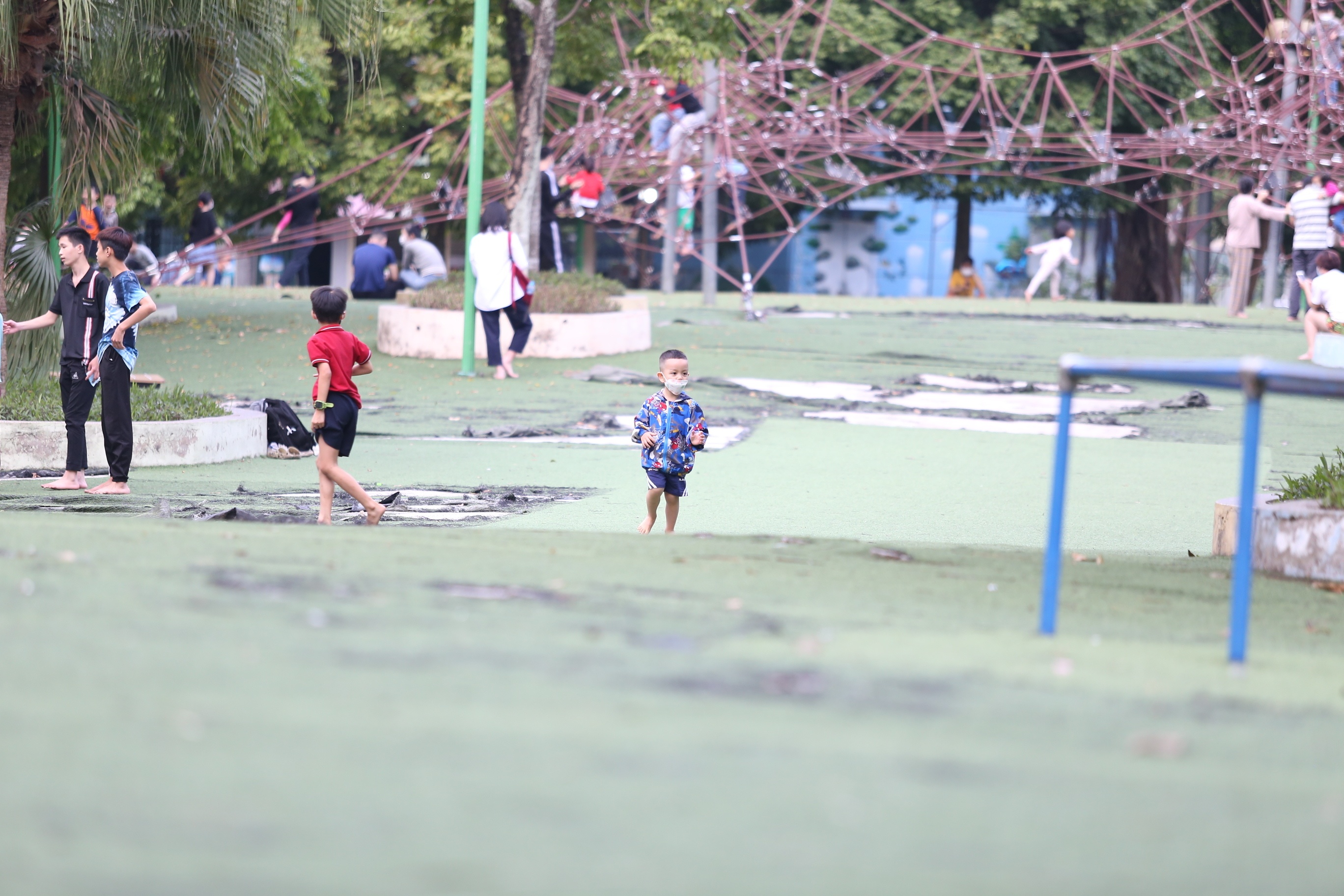 Được biết, c&ocirc;ng vi&ecirc;n Cầu Giấy được đầu tư, cải tạo th&agrave;nh khu vui chơi tổng hợp d&agrave;nh ri&ecirc;ng cho trẻ em từ năm 2013, với số vốn 8 tỷ đồng bằng nguồn vốn x&atilde; hội h&oacute;a.