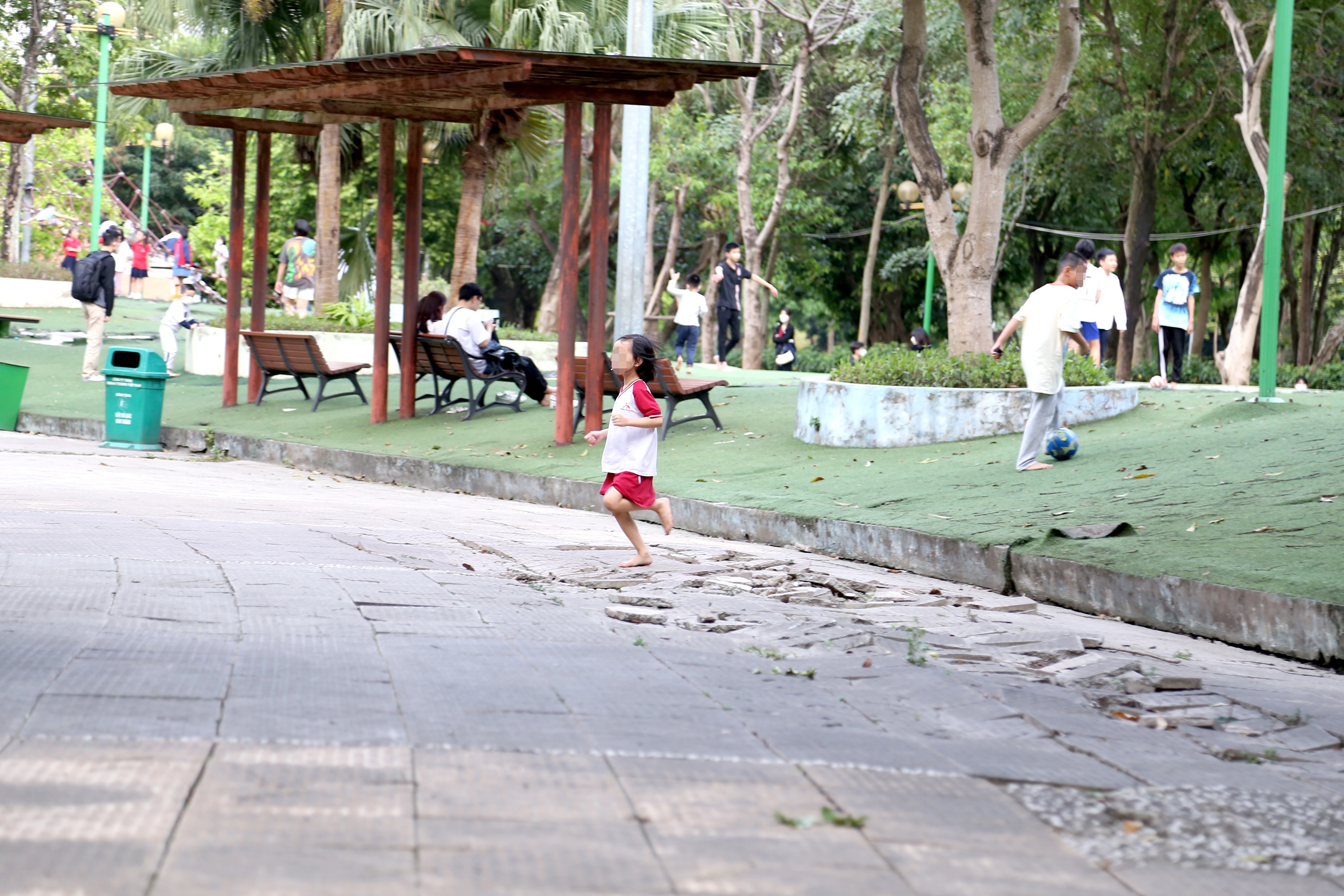 Điều n&agrave;y cũng tiềm ẩn nguy cơ mất an to&agrave;n với những trẻ nhỏ thường xuy&ecirc;n di chuyển bằng ch&acirc;n trần ở khu vực n&agrave;y.