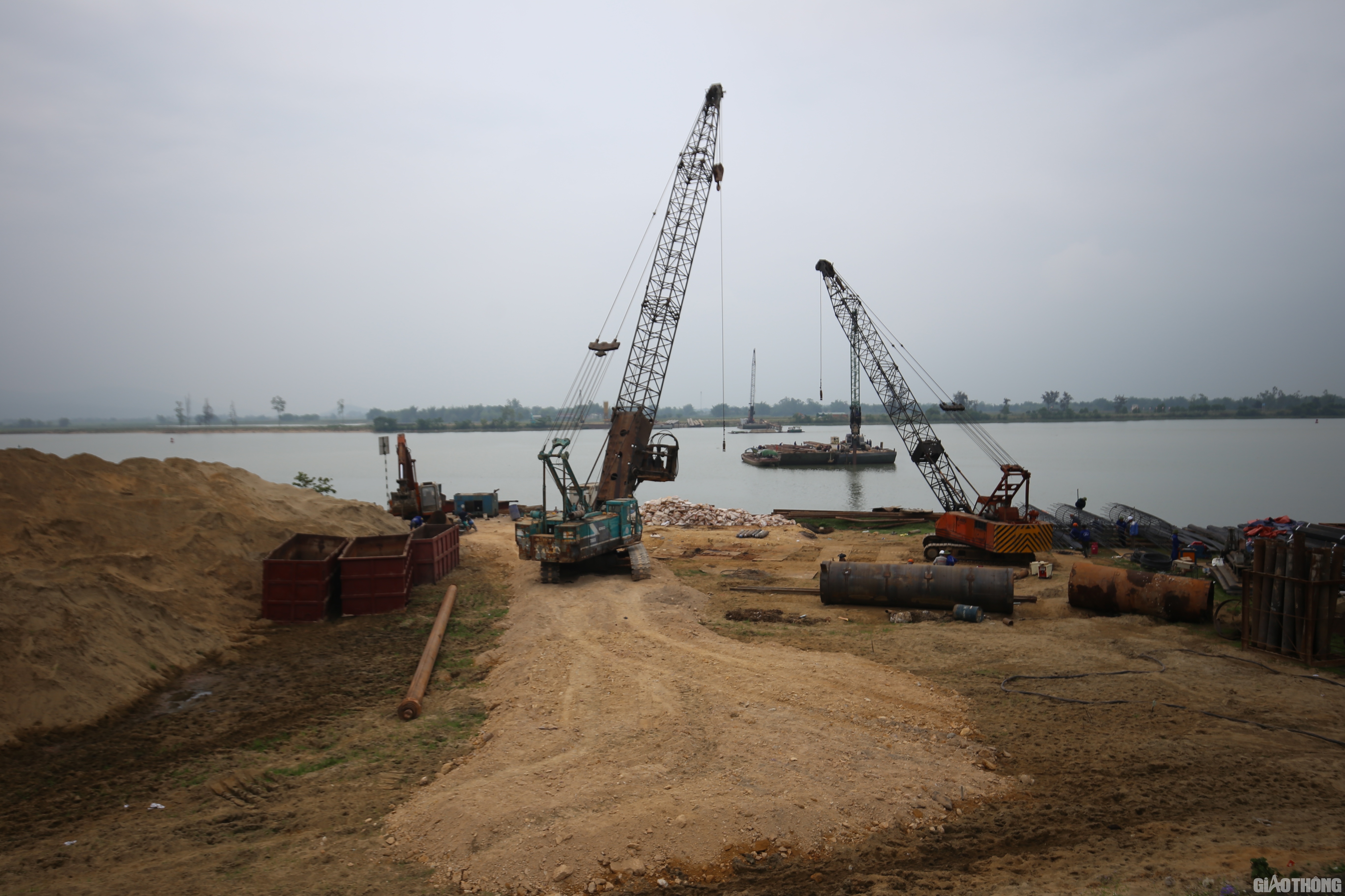 &Ocirc;ng Trương Đức Li&ecirc;n - Ph&oacute; Tổng Gi&aacute;m đốc C&ocirc;ng ty CP đầu tư Ph&uacute;c Th&agrave;nh Hưng (doanh nghiệp dự &aacute;n) th&ocirc;ng tin: Đến nay, c&aacute;c nh&agrave; thầu đ&atilde; huy động được 54 mũi thi c&ocirc;ng, tăng gấp đ&ocirc;i so với thời điểm đầu th&aacute;ng 3/2022.