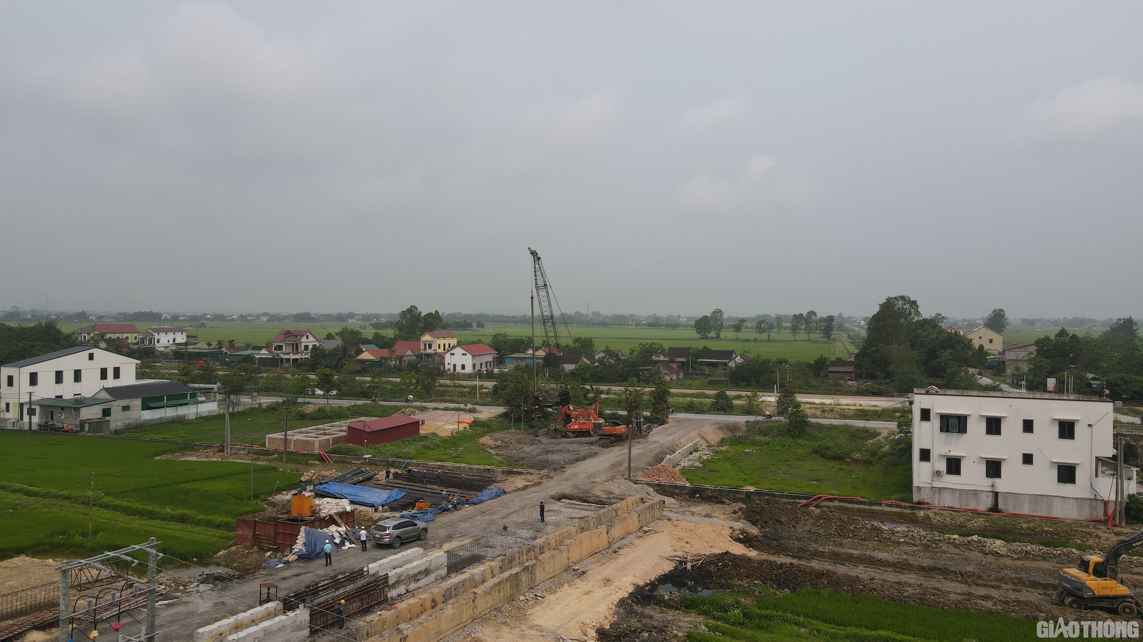 Tại vị tr&iacute; thi c&ocirc;ng cầu Hưng Thắng 2, d&ugrave; c&ocirc;ng t&aacute;c chuẩn bị thi c&ocirc;ng mới ho&agrave;n tất được khoảng 3 tuần nhưng ở đ&acirc;y đ&atilde; xuất hiện những hố m&oacute;ng trụ đầu ti&ecirc;n. To&agrave;n c&ocirc;ng trường kh&ocirc;ng l&uacute;c n&agrave;o ngơi tiếng xe, m&aacute;y.