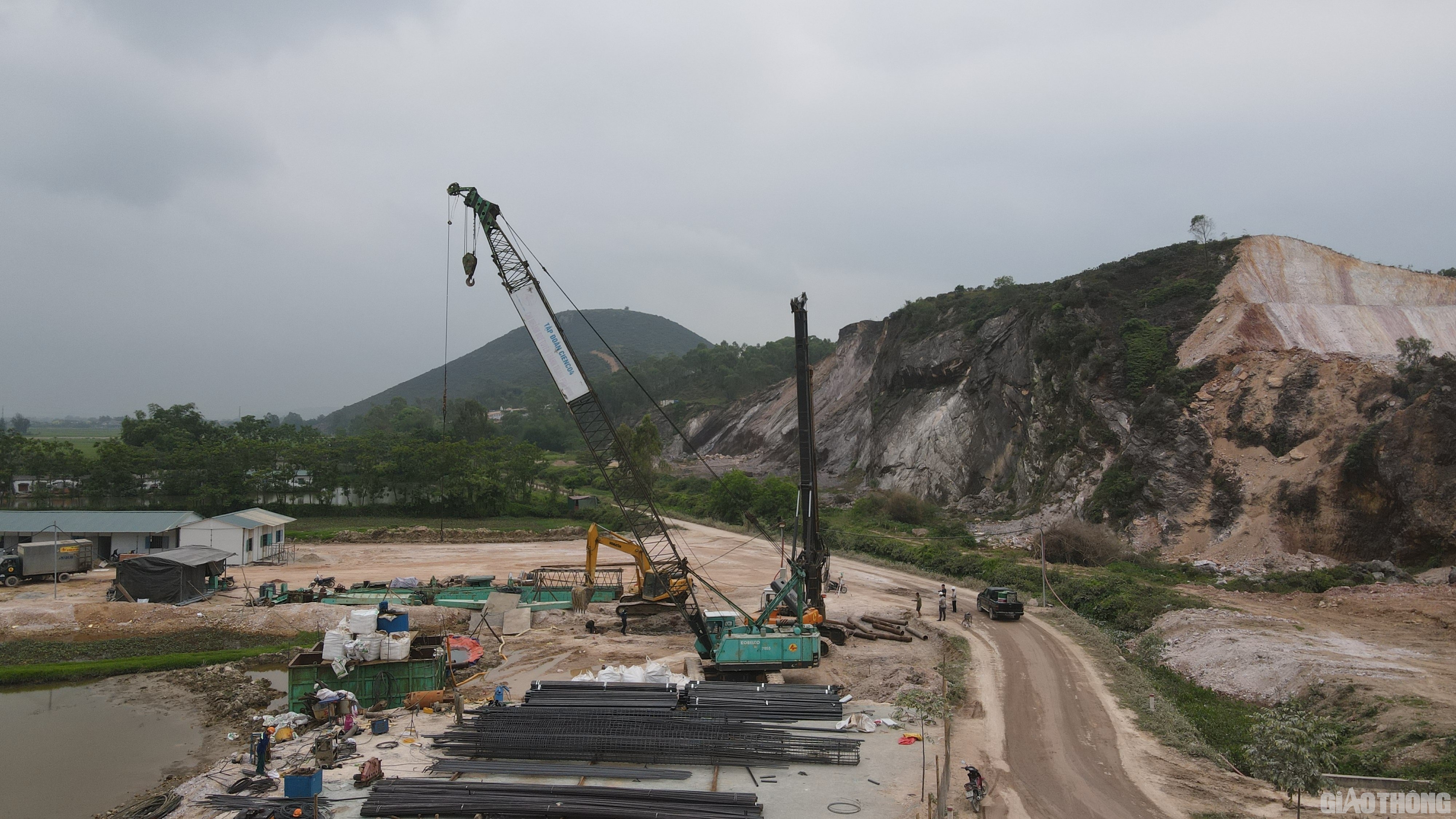 Những ng&agrave;y giữa th&aacute;ng 4/2022, PV B&aacute;o Giao th&ocirc;ng ghi nhận kh&ocirc;ng kh&iacute; thi c&ocirc;ng nhộn nhịp, rầm rộ tr&ecirc;n đại c&ocirc;ng trường thi c&ocirc;ng Dự &aacute;n đường bộ cao tốc Bắc - Nam, đoạn Diễn Ch&acirc;u - B&atilde;i Vọt.