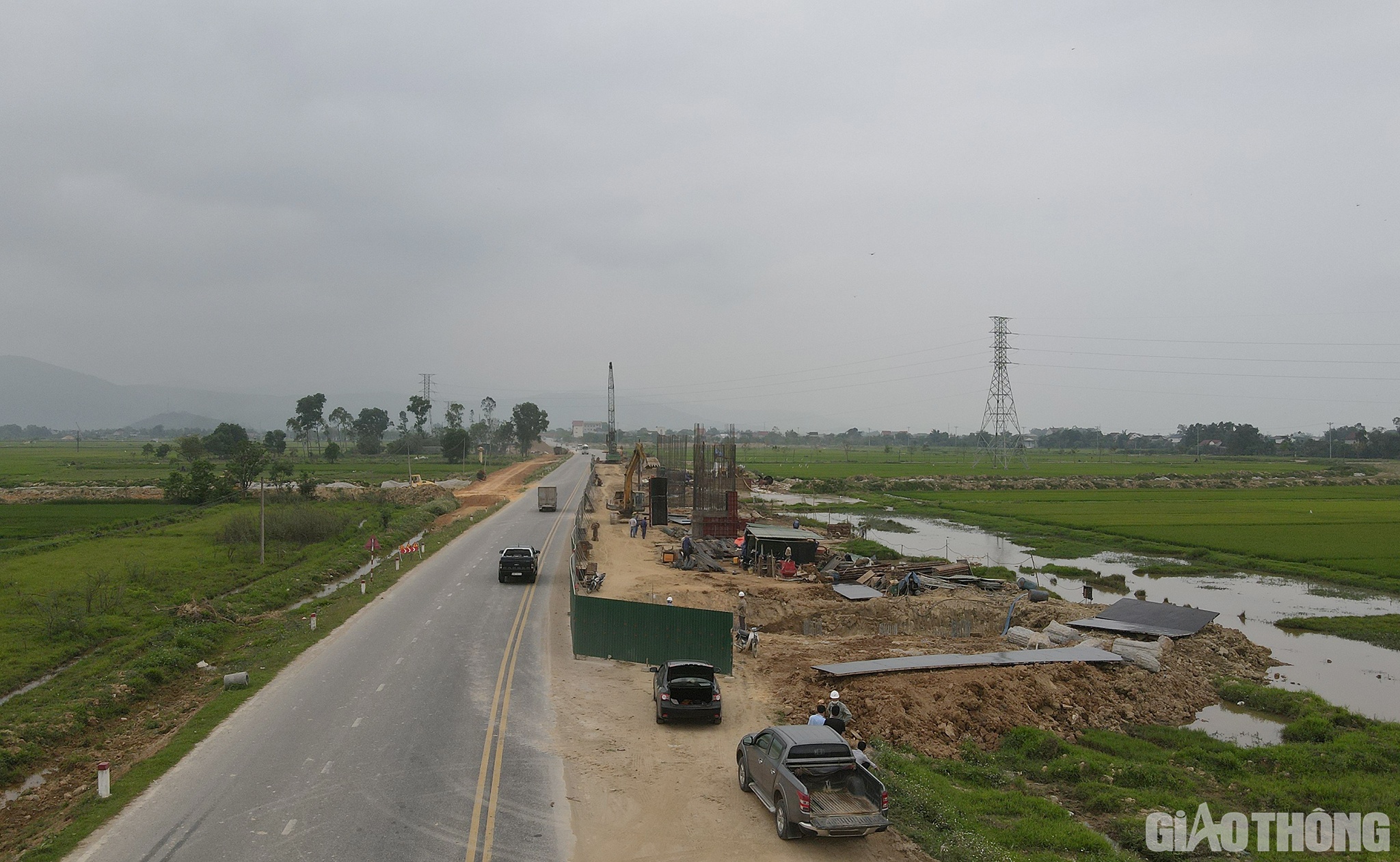 Tại c&aacute;c c&ocirc;ng địa của c&aacute;c đơn vị thi c&ocirc;ng kh&aacute;c, kh&ocirc;ng kh&iacute; thi c&ocirc;ng cũng khẩn trương, nhộn nhịp kh&ocirc;ng k&eacute;m. Điển h&igrave;nh như của C&ocirc;ng ty Th&aacute;i Y&ecirc;n, c&oacute; những vị tr&iacute; 1 ng&agrave;y đ&agrave;o đắp được 2.000 khối đất, c&aacute;t. Đến nay c&ocirc;ng ty n&agrave;y đ&atilde; được sản lượng khoảng 40 tỷ đồng, đ&aacute;p ứng tiến độ kế hoạch đề ra.