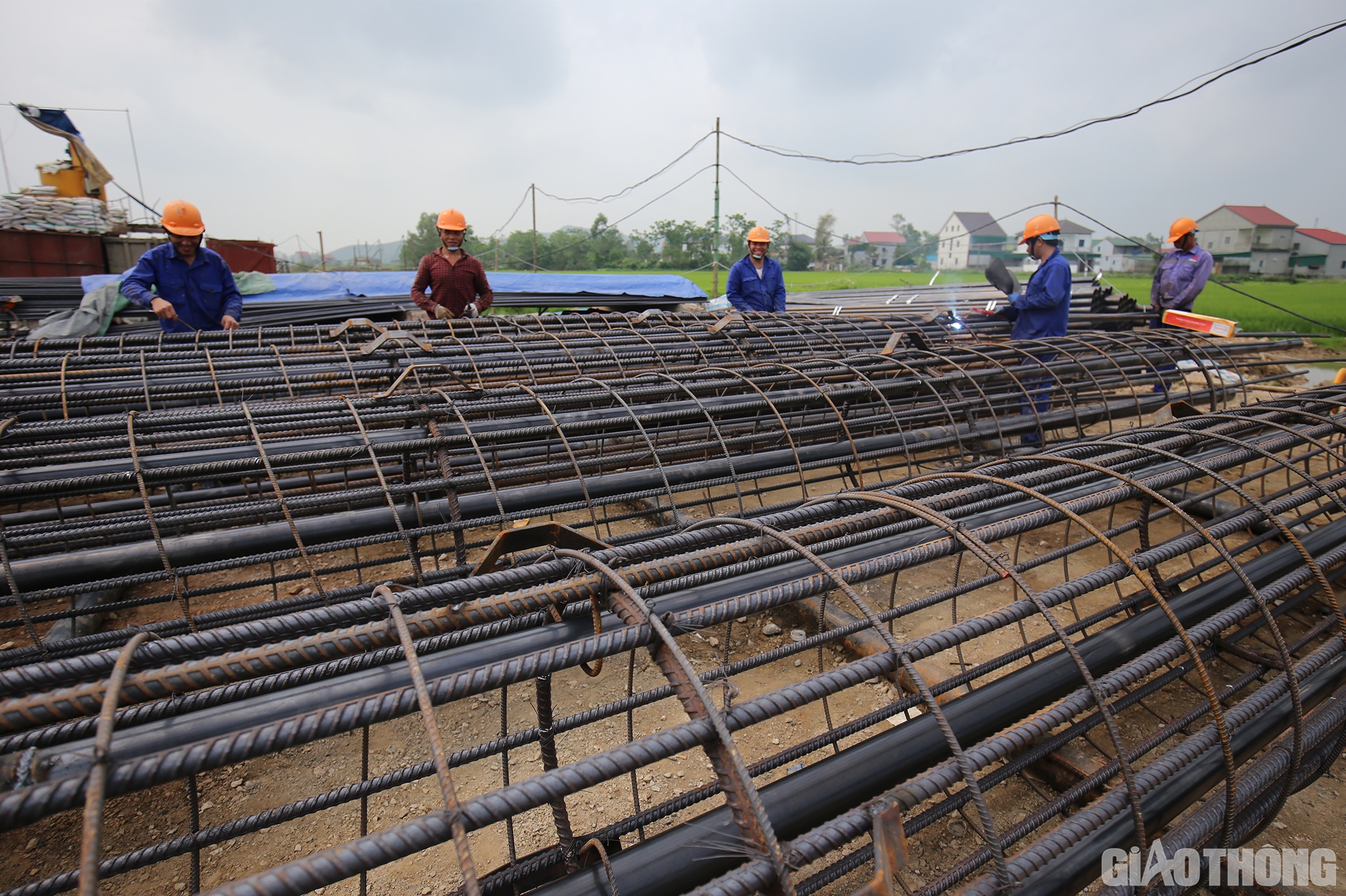 Kỹ sư Nguyễn Quang Huy, c&aacute;n bộ ban điều h&agrave;nh thuộc Tập đo&agrave;n CIENCO 4 cho biết: Chỉ t&iacute;nh ri&ecirc;ng đoạn qua huyện Hưng Nguy&ecirc;n, đơn vị đ&atilde; bố tr&iacute; tới 7 mũi thi c&ocirc;ng kh&aacute;c nhau, với h&agrave;ng chục thiết bị c&aacute;c loại v&agrave; gần 100 c&ocirc;ng nh&acirc;n.