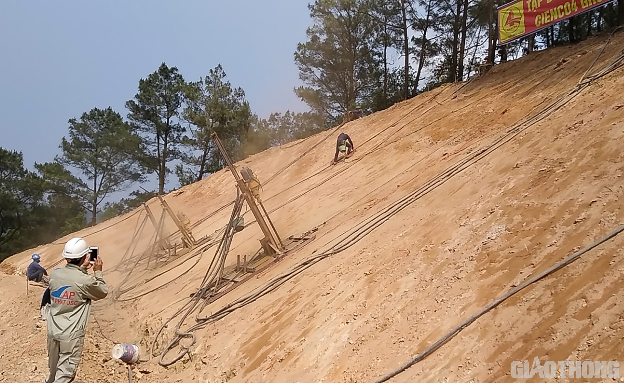 Theo kế hoạch 30/6/2022 sẽ bắt đầu khoan hầm, nhưng c&aacute;c nh&agrave; thầu đang quyết t&acirc;m l&agrave;m sớm hơn 15 ng&agrave;y. C&aacute;c hệ thống, thiết bị m&aacute;y khoan đ&atilde; sẵn s&agrave;ng (4 m&aacute;y khoan hầm, 4 m&aacute;y phun vẩy, x&uacute;c lật, xe &ocirc; t&ocirc;...). C&ocirc;ng t&aacute;c khoan sẽ được tiến h&agrave;nh đồng thời từ 2 ph&iacute;a Bắc v&agrave; Nam&hellip;