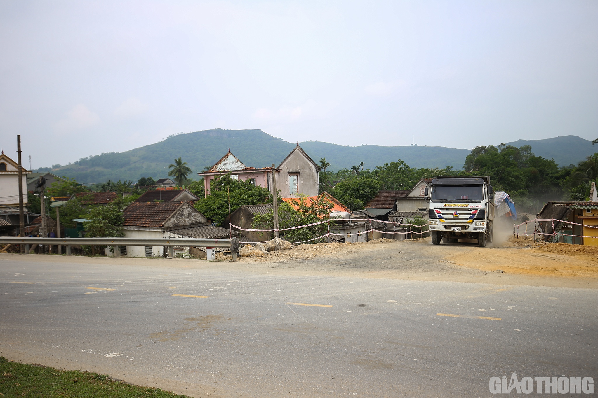 Theo doanh nghiệp dự &aacute;n v&agrave; c&aacute;c đơn vị thi c&ocirc;ng: B&ecirc;n cạnh những kết quả đạt được, hiện nay tr&ecirc;n c&ocirc;ng trường thi c&ocirc;ng dự &aacute;n vẫn c&ograve;n nhiều vướng mắc. Ri&ecirc;ng về GPMB, to&agrave;n tuyến vẫn c&ograve;n vướng khoảng hơn 1.000m đất rừng; khoảng 140 hộ đ&atilde; nhận tiền đền b&ugrave; nhưng chưa b&agrave;n giao mặt bằng; 60 ng&ocirc;i mộ v&agrave; nhiều vị tr&iacute; đường điện cao thế, trung thế v&agrave; hạ thế&hellip;