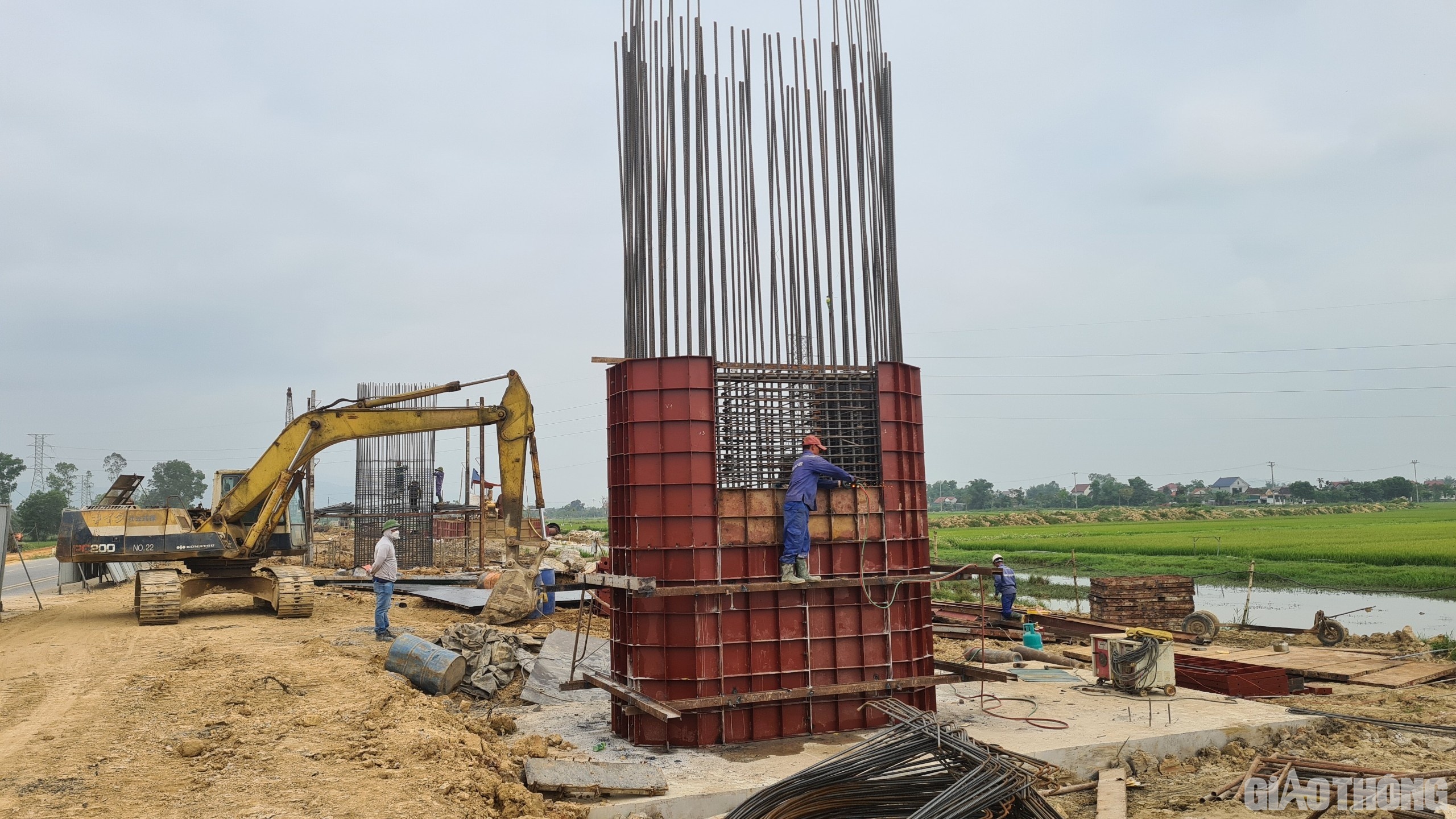 Cũng theo kỹ sư Huy, từ th&aacute;ng 1 đến th&aacute;ng 3/2022, gi&aacute; trị thi c&ocirc;ng chỉ đạt 20 tỷ đồng. Thế nhưng, chỉ trong 1 th&aacute;ng qua, đơn vị đ&atilde; l&agrave;m th&ecirc;m được sản lượng tương đương 30 tỷ đồng.