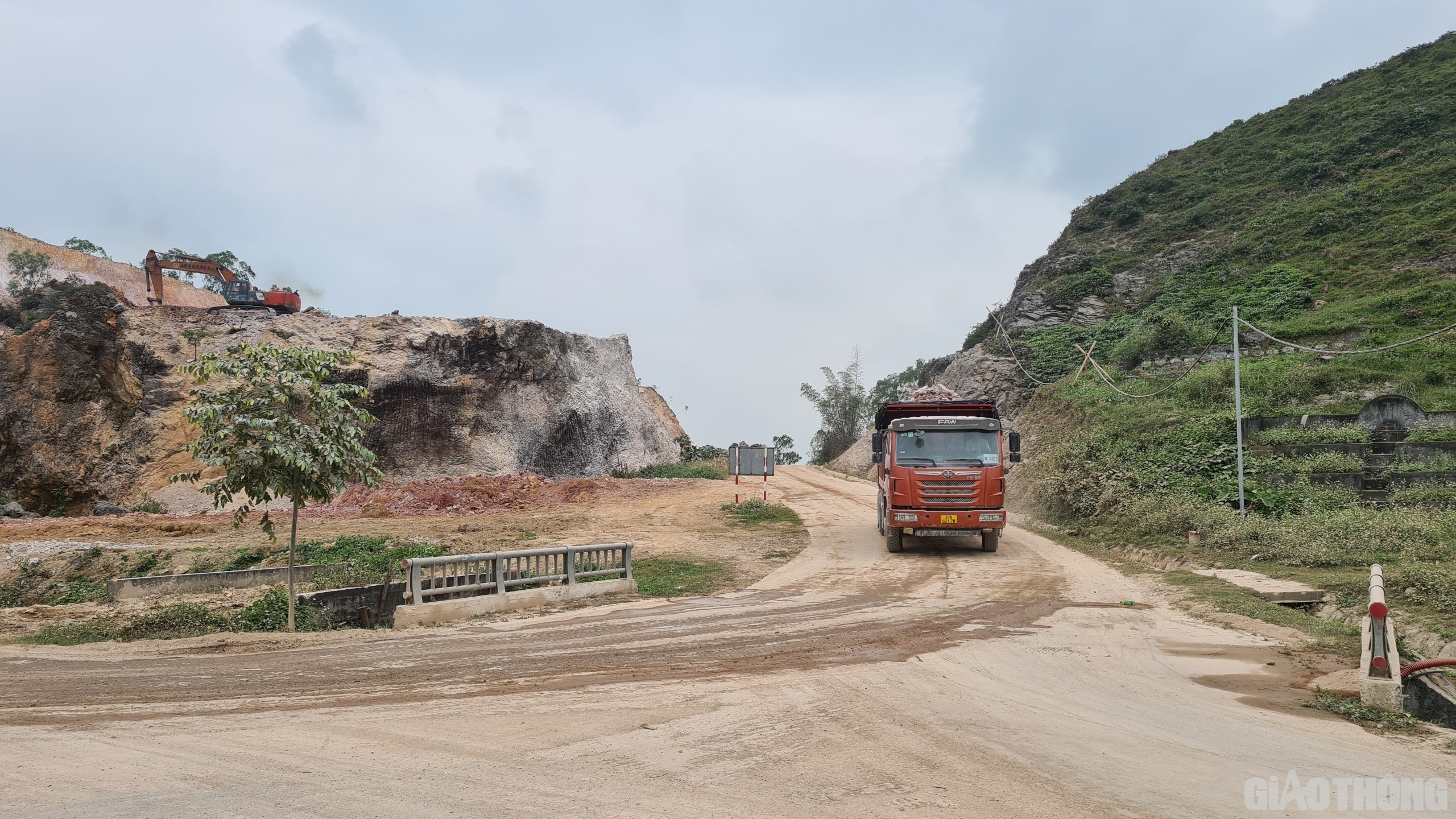 &ldquo;Để c&oacute; kết quả n&agrave;y, li&ecirc;n danh nh&agrave; đầu tư, doanh nghiệp dự &aacute;n v&agrave; c&aacute;c nh&agrave; thầu đ&atilde; phải họp nhau lại, thống nhất việc bố tr&iacute; vốn, c&ugrave;ng x&acirc;y dựng lại biểu đồ tiến độ; tăng mũi, tăng ca, k&eacute;o d&agrave;i thời gian l&agrave;m việc ở tất cả những vị tr&iacute; c&oacute; đủ điều kiện. B&ecirc;n cạnh đ&oacute;, Tập đo&agrave;n d&agrave;nh sự quan t&acirc;m đặc biệt đến c&ocirc;ng t&aacute;c hậu cần, khen thưởng cho c&aacute;c ca k&iacute;p l&agrave;m việc tốt, hiệu quả cao&hellip; nhằm tạo kh&ocirc;ng kh&iacute; thi đua lao động&rdquo;, kỹ sư Huy n&oacute;i.
