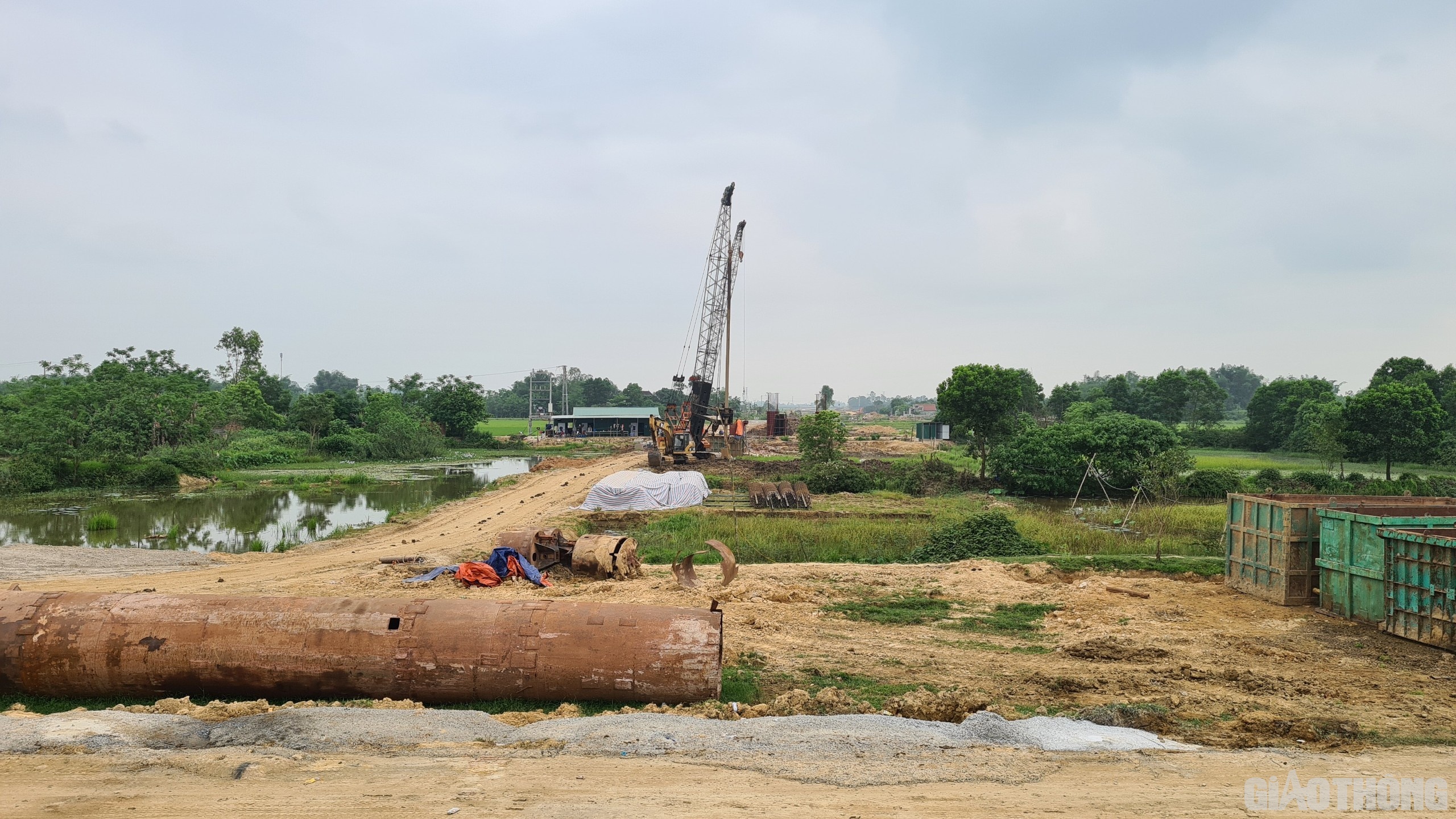 Những kh&oacute; khăn vướng mắc n&oacute;i tr&ecirc;n đ&atilde; ảnh hưởng kh&ocirc;ng &iacute;t tới tiến độ thi c&ocirc;ng của c&aacute;c g&oacute;i thầu. Điển h&igrave;nh l&agrave; trường hợp của C&ocirc;ng ty Đại Hiệp &ndash; Đơn vị thi c&ocirc;ng đầu ti&ecirc;n tr&ecirc;n to&agrave;n dự &aacute;n. Thế nhưng đến nay sản lượng thi c&ocirc;ng chỉ đạt 45 tỷ đồng, chậm khoảng 30% so với kế hoạch c&ocirc;ng ty đặt ra.