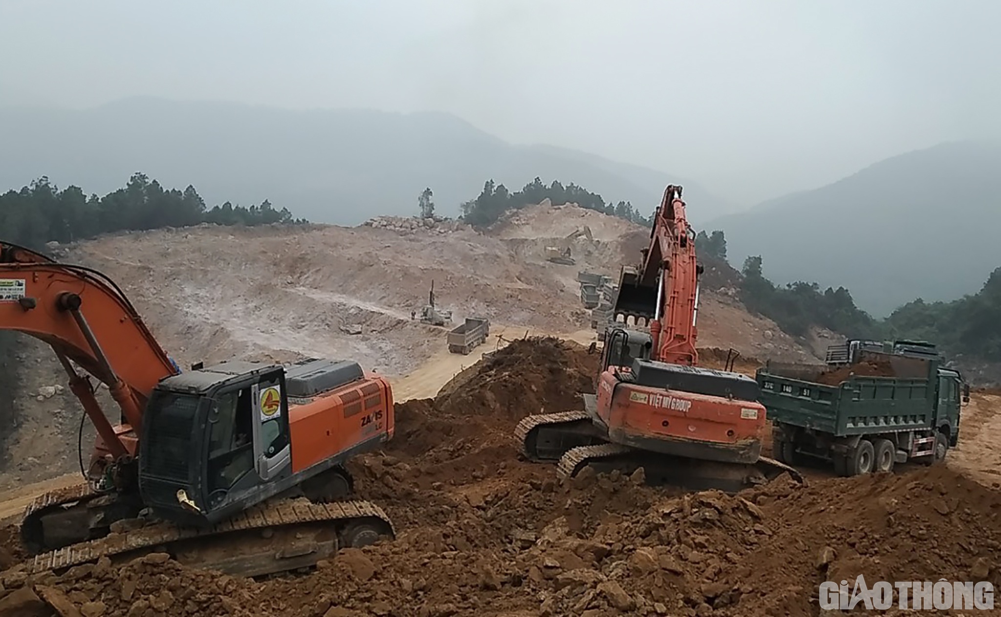 Tại hầm Thần Vũ, đơn vị thi c&ocirc;ng cũng đ&atilde; đ&agrave;o chuyển được 85.000m3 đất, với năng suất đạt 4.200m3/ng&agrave;y.