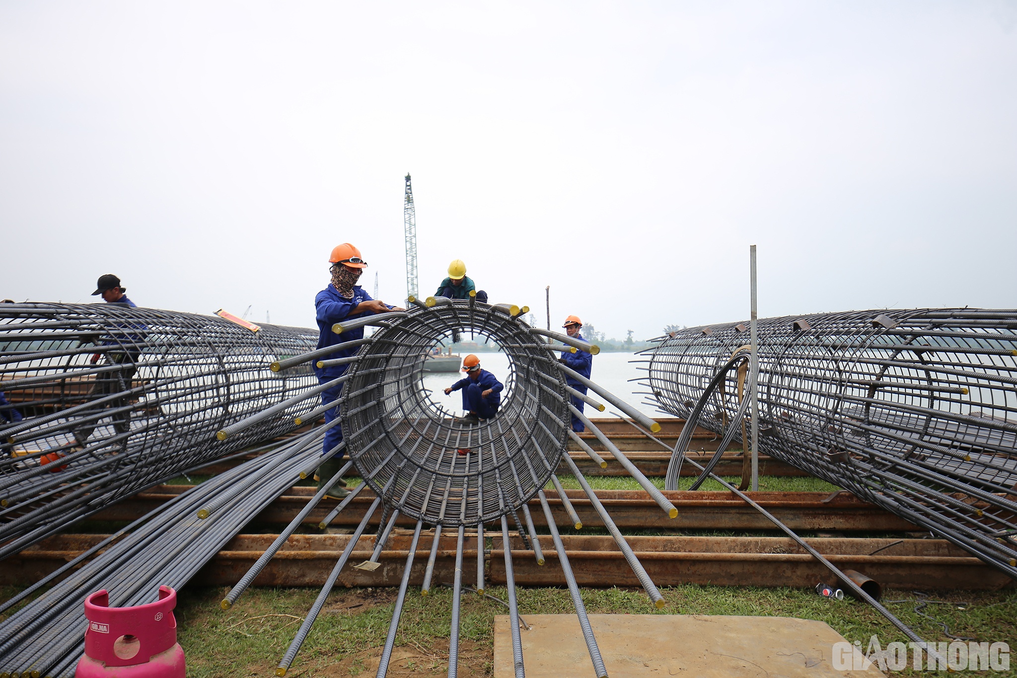 Hiện c&ocirc;ng ty n&agrave;y đang khắc phục bằng c&aacute;ch bỏ tiền t&uacute;i ra 10 tỷ đồng (trong đ&oacute; Đại Hiệp bỏ 3 tỷ đồng) để đắp đường c&ocirc;ng vụ v&agrave; 200m cầu tạm để thi c&ocirc;ng. Đồng thời chấp nhận bỏ ra mấy trăm triệu để vận chuyển m&aacute;y m&oacute;c, thiết bị sang những ph&acirc;n đoạn kh&aacute;c trong dự &aacute;n; một số mũi thi c&ocirc;ng chuyển sang l&agrave;m thầu, một &iacute;t bộ phận thi c&ocirc;ng phần hạ bộ cầu&hellip;