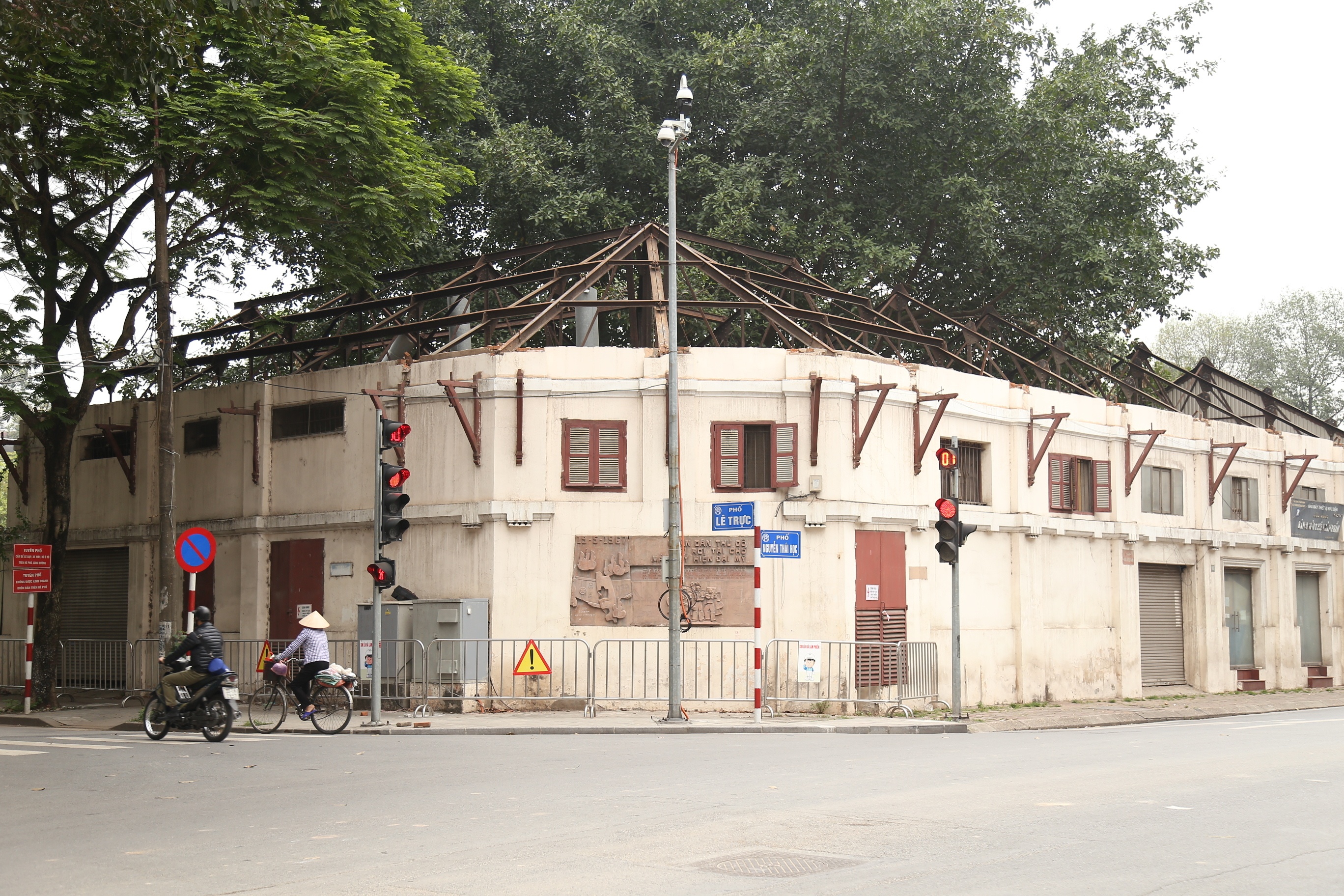 T&ograve;a nh&agrave; 61 Trần Ph&uacute; ph&iacute;a mặt phố Nguyễn Th&aacute;i Học giao L&ecirc; Trực quang đ&atilde;ng trở lại, tuy nhi&ecirc;n phần m&aacute;i dỡ bỏ vẫn dang dở.