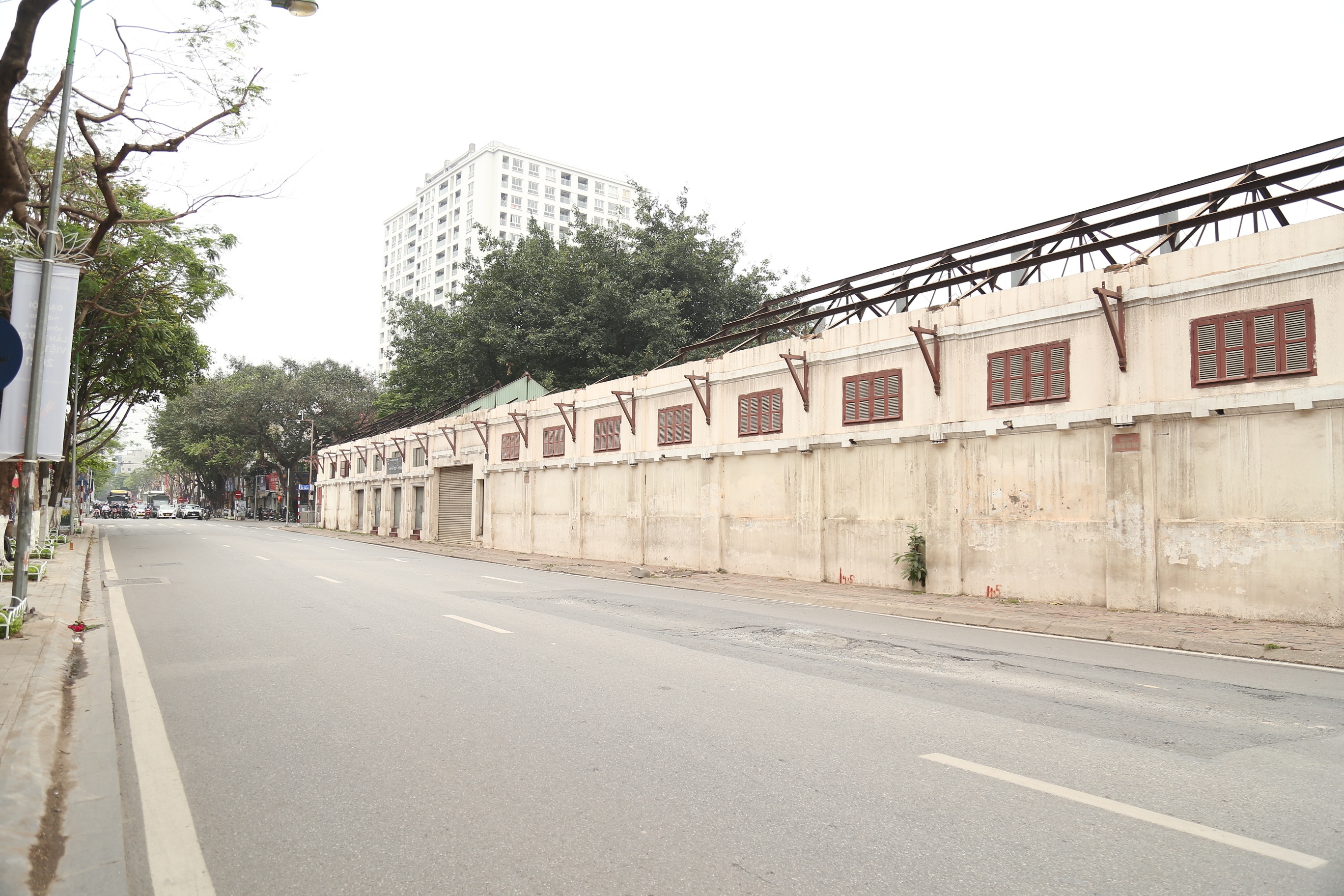 Sau khi H&agrave; Nội "lệnh" dừng th&aacute;o dỡ, to&agrave;n bộ gi&agrave;n gi&aacute;o, bạt che quanh l&ocirc; "đất v&agrave;ng" 61 Trần Ph&uacute;, phường Điện Bi&ecirc;n, quận Ba Đ&igrave;nh, TP H&agrave; Nội đ&atilde; được dỡ bỏ.
