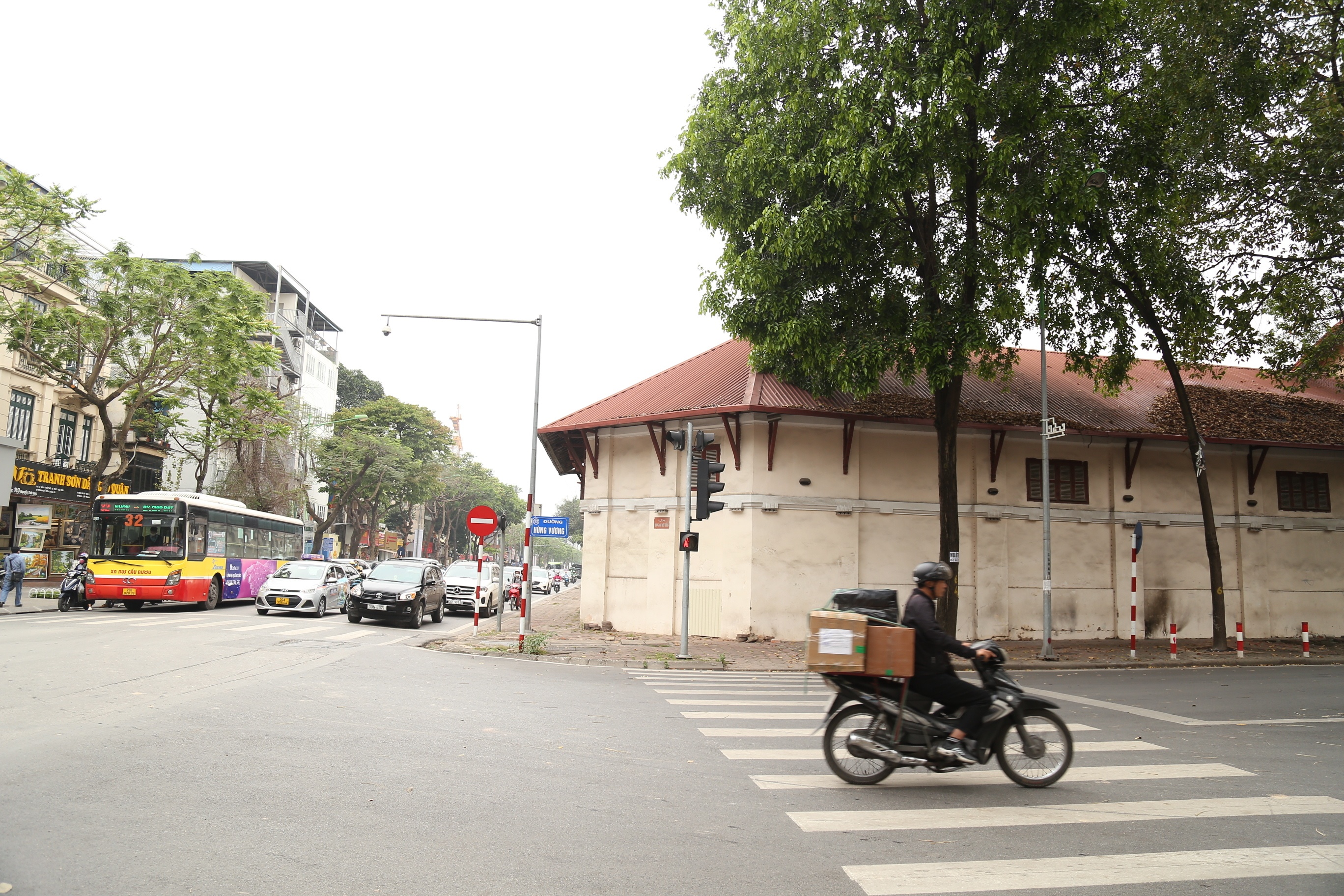 Trước đ&oacute;, ng&agrave;y 6/4, B&iacute; thư Th&agrave;nh ủy H&agrave; Nội đ&atilde; chỉ đạo c&aacute;c cơ quan chức năng y&ecirc;u cầu chủ đầu tư tạm dừng thi c&ocirc;ng c&ocirc;ng tr&igrave;nh tại số 61 Trần Ph&uacute;, tổ chức kiểm tra quy tr&igrave;nh, thủ tục triển khai dự &aacute;n n&agrave;y.