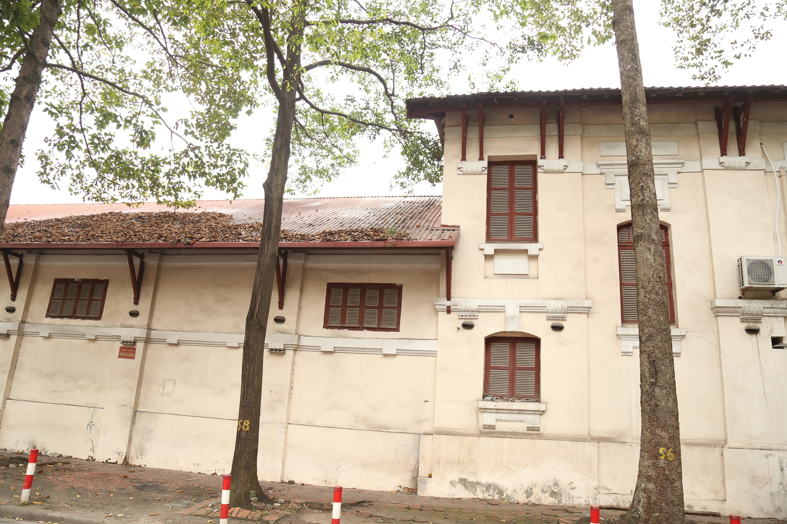 Ban đầu, Postef dự định x&acirc;y dựng khu đất n&agrave;y trở th&agrave;nh Trung t&acirc;m C&ocirc;ng nghệ cao v&agrave; Trung t&acirc;m Nghi&ecirc;n cứu v&agrave; ph&aacute;t triển (R&D). Tuy nhi&ecirc;n, sau đ&oacute; Postef quyết định g&oacute;p vốn với đối t&aacute;c ph&aacute;t triển bất động sản, chuyển đổi th&agrave;nh Dự &aacute;n đầu tư x&acirc;y dựng c&ocirc;ng tr&igrave;nh đa chức năng Postef. C&ocirc;ng ty thu&ecirc; đất của nh&agrave; nước c&oacute; thời hạn thu&ecirc; l&agrave; 50 năm, ng&agrave;y hết hạn l&agrave; 24/6/2067 với tổng diện t&iacute;ch đất thu&ecirc; l&agrave; 7.523 m2.