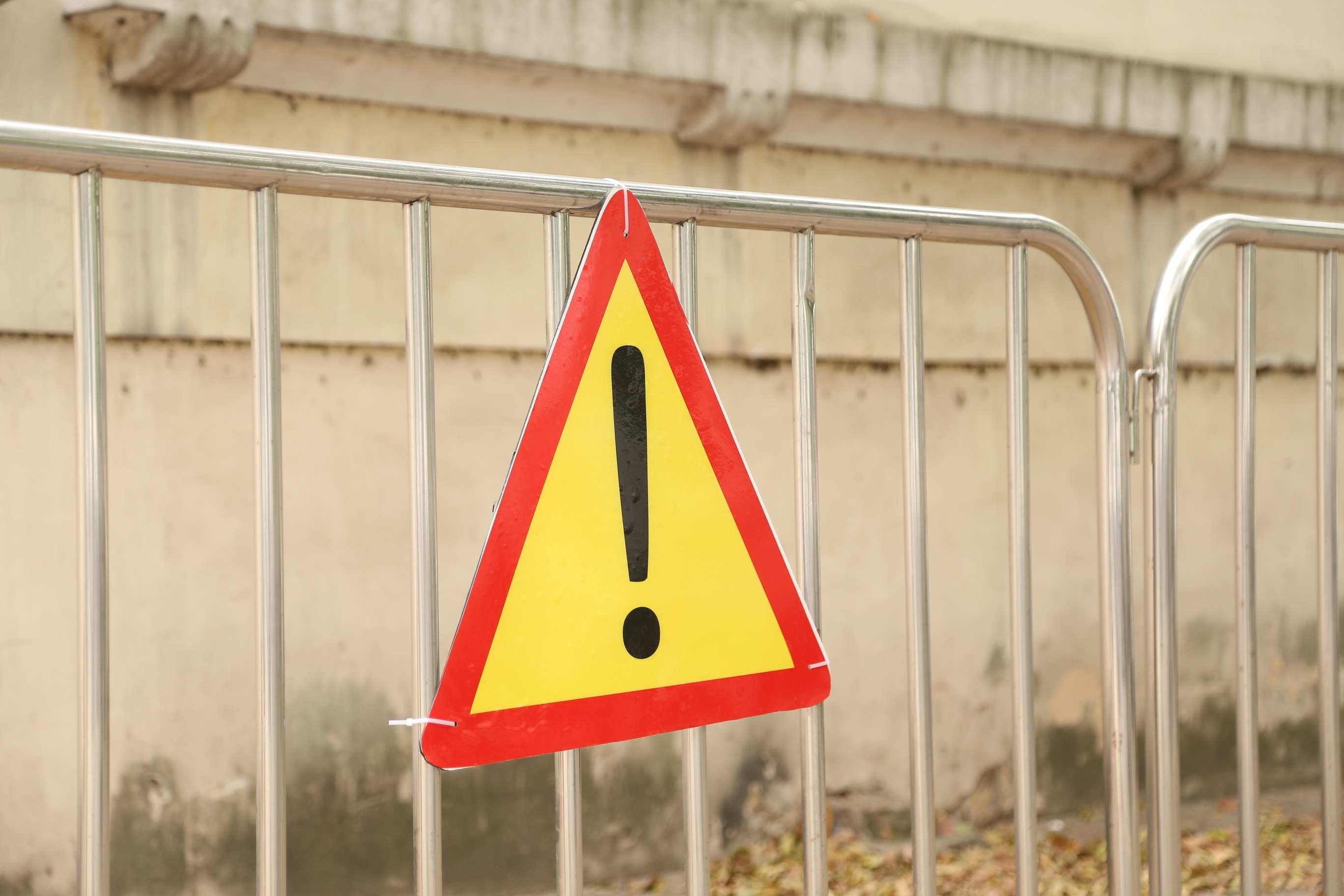 C&ugrave;ng với đ&oacute; l&agrave; biển cảnh b&aacute;o nguy hiểm đ&atilde; được gắn tại h&agrave;ng r&agrave;o n&agrave;y.