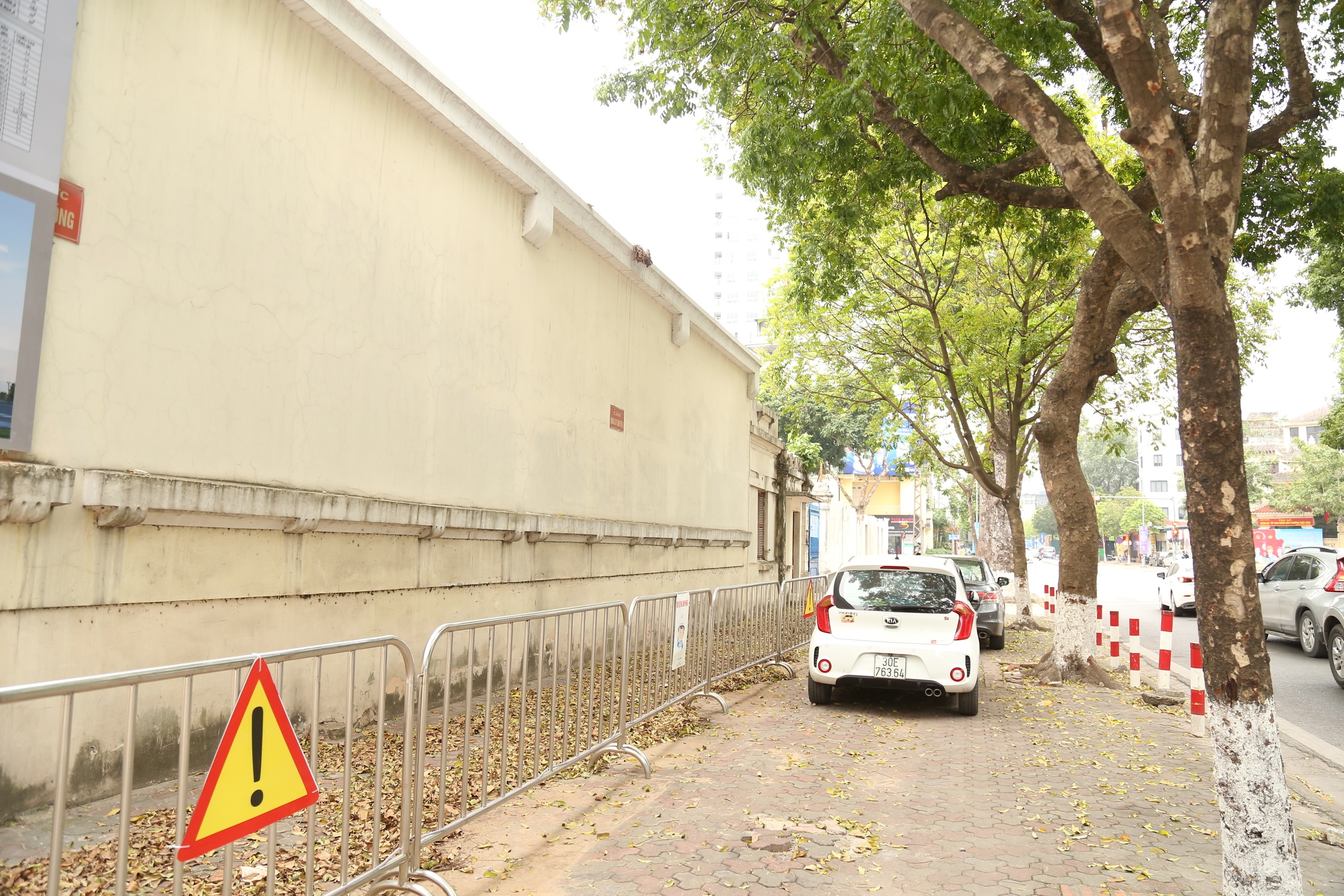 Trước đ&oacute;, dự kiến sau khi ph&aacute; bỏ, khu "đất v&agrave;ng" hơn 9.000 m2 sẽ được khởi c&ocirc;ng x&acirc;y dựng c&ocirc;ng tr&igrave;nh đa chức năng thương mại cao 11 tầng nổi, một tầng tum (chiều cao tối đa 42,9 m), 6 tầng hầm, tổng diện t&iacute;ch s&agrave;n 75.329 m2 với mức đầu tư 1.574 tỷ đồng.