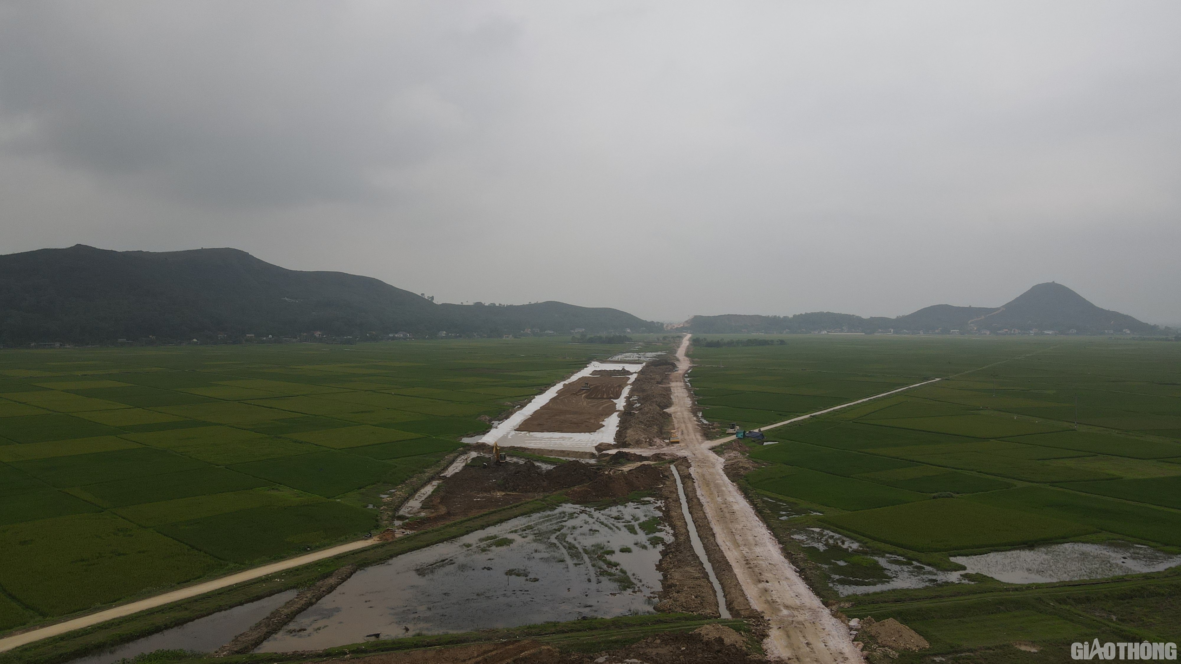 Theo &ocirc;ng Li&ecirc;n: Hiện doanh nghiệp dự &aacute;n đ&atilde; chủ động c&ugrave;ng c&aacute;c nh&agrave; thầu thay đổi chiến lược thi c&ocirc;ng. Song song với việc thi c&ocirc;ng c&aacute;c hạng mục ch&iacute;nh th&igrave; ưu ti&ecirc;n tập trung tối đa nh&acirc;n lực, m&aacute;y m&oacute;c để ho&agrave;n th&agrave;nh đường c&ocirc;ng vụ nội tuyến v&agrave; ho&agrave;n th&agrave;nh trước ng&agrave;y 30/4 năm nay. Coi đ&acirc;y như l&agrave; tuyến đường m&aacute;u chiến lược của dự &aacute;n.