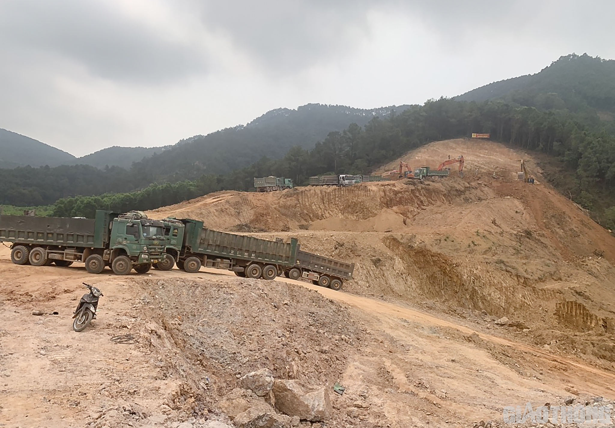 Ngo&agrave;i ra, đường c&ocirc;ng vụ vẫn chưa th&ocirc;ng suốt, trong khi kh&ocirc;ng mượn được đường tạm của d&acirc;n. Chưa kể vấn đề gi&aacute; xăng dầu tăng &ldquo;phi m&atilde;&rdquo;, k&eacute;o theo gi&aacute; cước vận chuyển, gi&aacute; nguy&ecirc;n vật liệu (sắt th&eacute;p, đất, c&aacute;t) tăng theo. Trong khi hợp đồng BOT l&agrave; hợp đồng trọn g&oacute;i, kh&ocirc;ng c&oacute; b&ugrave; gi&aacute;.