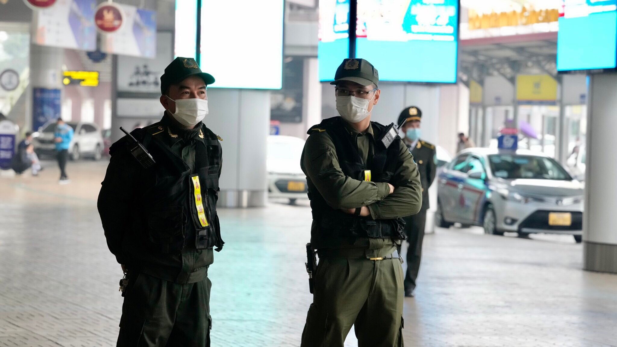 Lực lượng nh&acirc;n vi&ecirc;n tuyến đầu đ&atilde; được tăng cường để sẵn s&agrave;ng hỗ trợ h&agrave;nh kh&aacute;ch, từ nh&acirc;n vi&ecirc;n an ninh, nh&acirc;n vi&ecirc;n phục vụ mặt đất, h&atilde;ng h&agrave;ng kh&ocirc;ng&hellip;