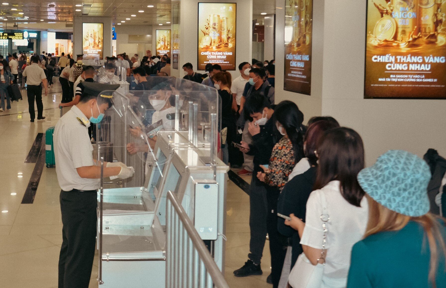 H&agrave;nh kh&aacute;ch cần chuẩn bị đầy đủ giấy tờ t&ugrave;y th&acirc;n; h&agrave;nh kh&aacute;ch cần kiểm tra kỹ giấy tờ t&ugrave;y th&acirc;n khi c&oacute; kế hoạch đi t&agrave;u bay v&igrave; thực tế ghi nhận rất nhiều trường hợp h&agrave;nh kh&aacute;ch đến s&acirc;n bay mới ph&aacute;t hiện ra giấy tờ t&ugrave;y th&acirc;n đ&atilde; hết hạn, bị từ chối thực hiện chuyến bay.