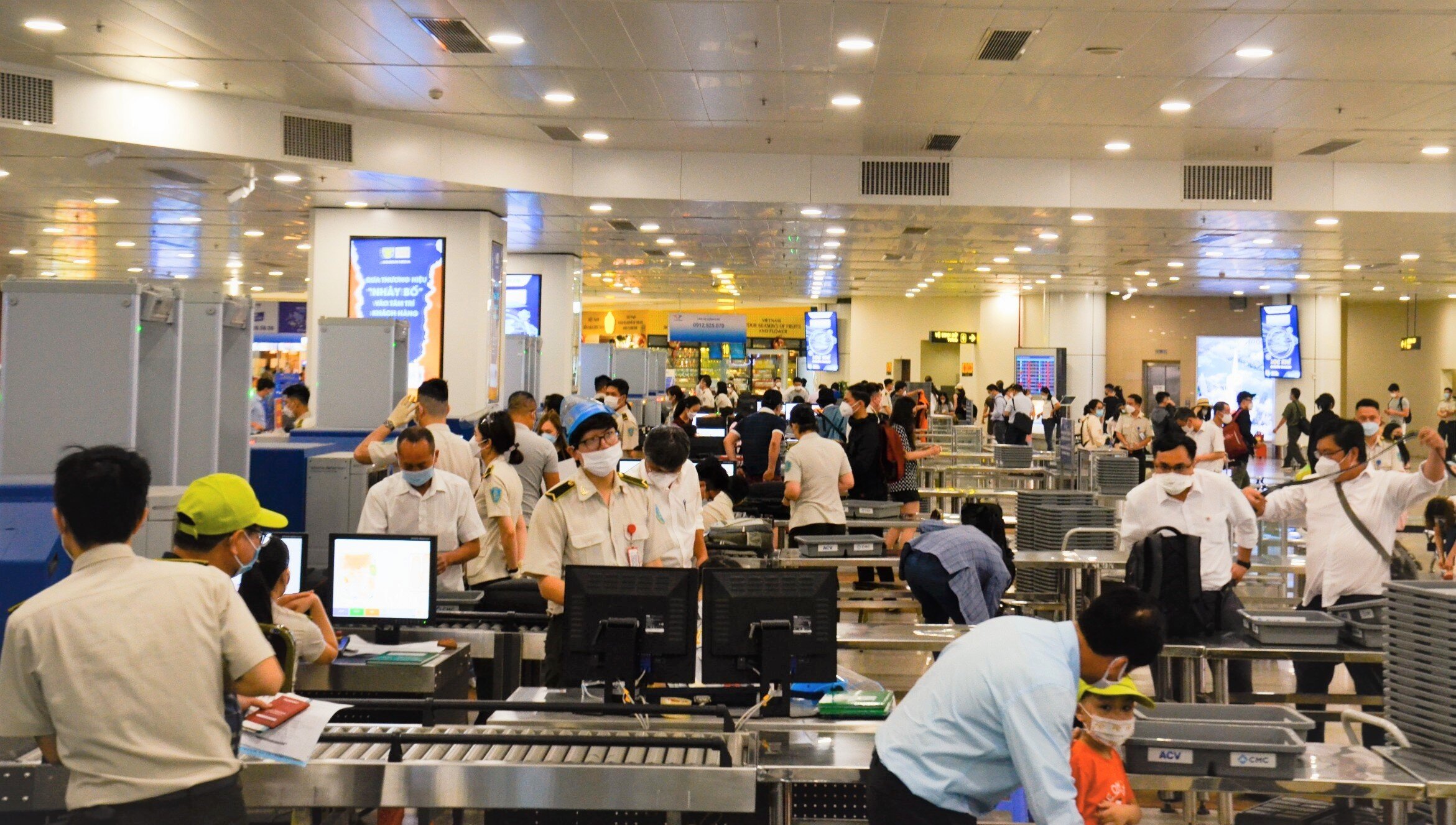 Cảng HKQT Nội B&agrave;i cũng khuyến c&aacute;o h&agrave;nh kh&aacute;ch chủ động l&ecirc;n sớm trước giờ bay (c&oacute; mặt trước giờ bay 2 tiếng đối với chuyến bay nội địa, 3 tiếng đối với chuyến bay quốc tế) để tr&aacute;nh nguy cơ chậm chuyến do &aacute;ch tắc giao th&ocirc;ng tr&ecirc;n đường di chuyển đến s&acirc;n bay hoặc &ugrave;n ứ cục bộ tại nh&agrave; ga trong một số khung giờ &ldquo;v&agrave;ng&rdquo;.
Theo th&ocirc;ng tin của B&aacute;o Giao th&ocirc;ng, để giải toả nhanh nhất h&agrave;nh kh&aacute;ch, cảng Nội B&agrave;i đ&atilde; mở tối đa 22 m&aacute;y soi trước mỗi khung giờ cao điểm1 giờ để đảm bảo lưu th&ocirc;ng nhanh nhất