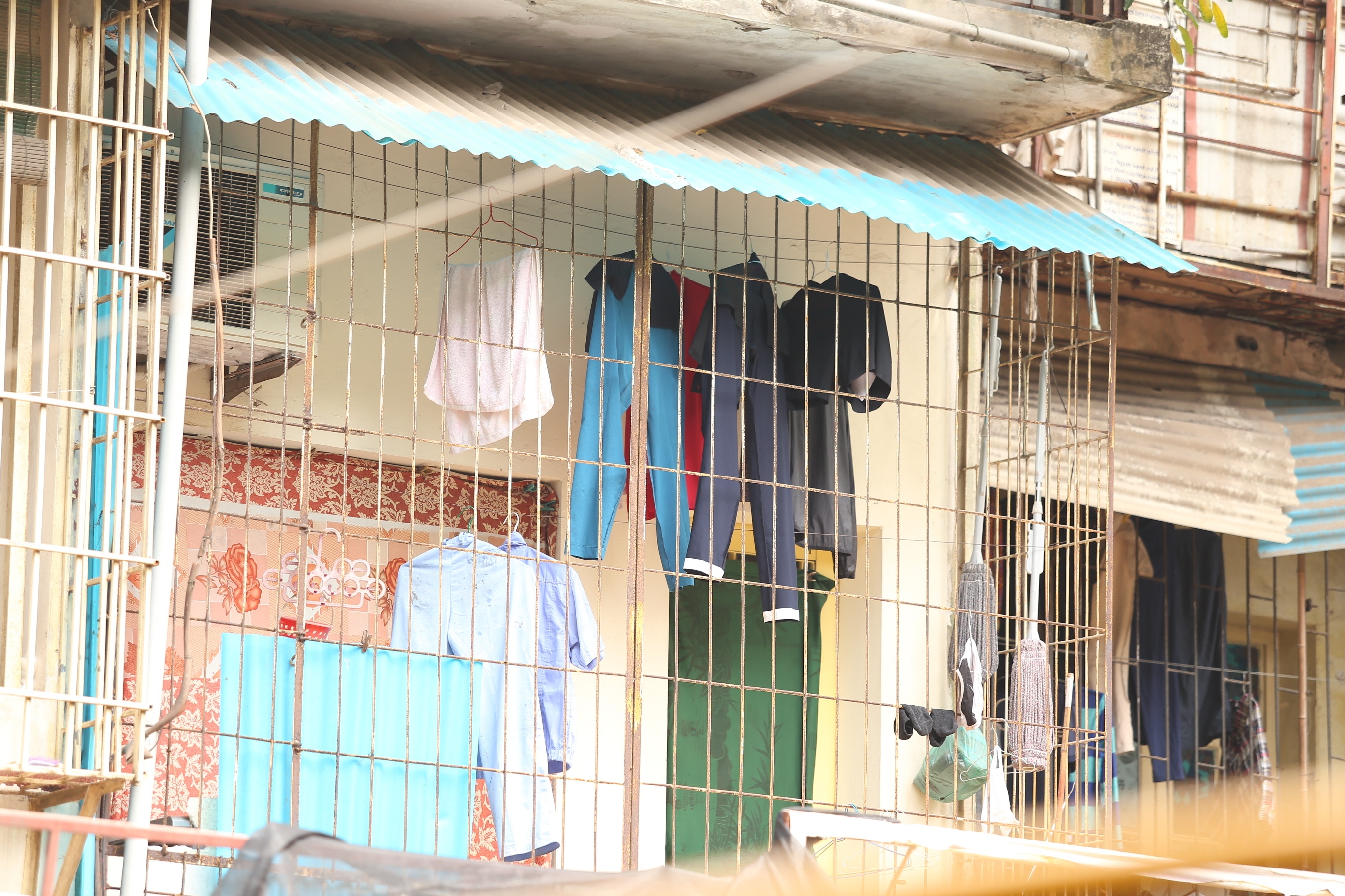 "Người d&acirc;n chỉ nghĩ h&agrave;n khung sắt v&agrave;o để tr&aacute;nh trộm đột nhập v&agrave;o nh&agrave; nhưng kh&ocirc;ng nghĩ rằng khi kh&ocirc;ng may xảy ra sự cố th&igrave; rất kh&oacute; để người trong nh&agrave; tho&aacute;t ra v&agrave; người ở ngo&agrave;i v&agrave;o ứng cứu", một người d&acirc;n sống Khu tập thể B9 Kim Li&ecirc;n (quận Đống Đa, H&agrave; Nội) cho hay.