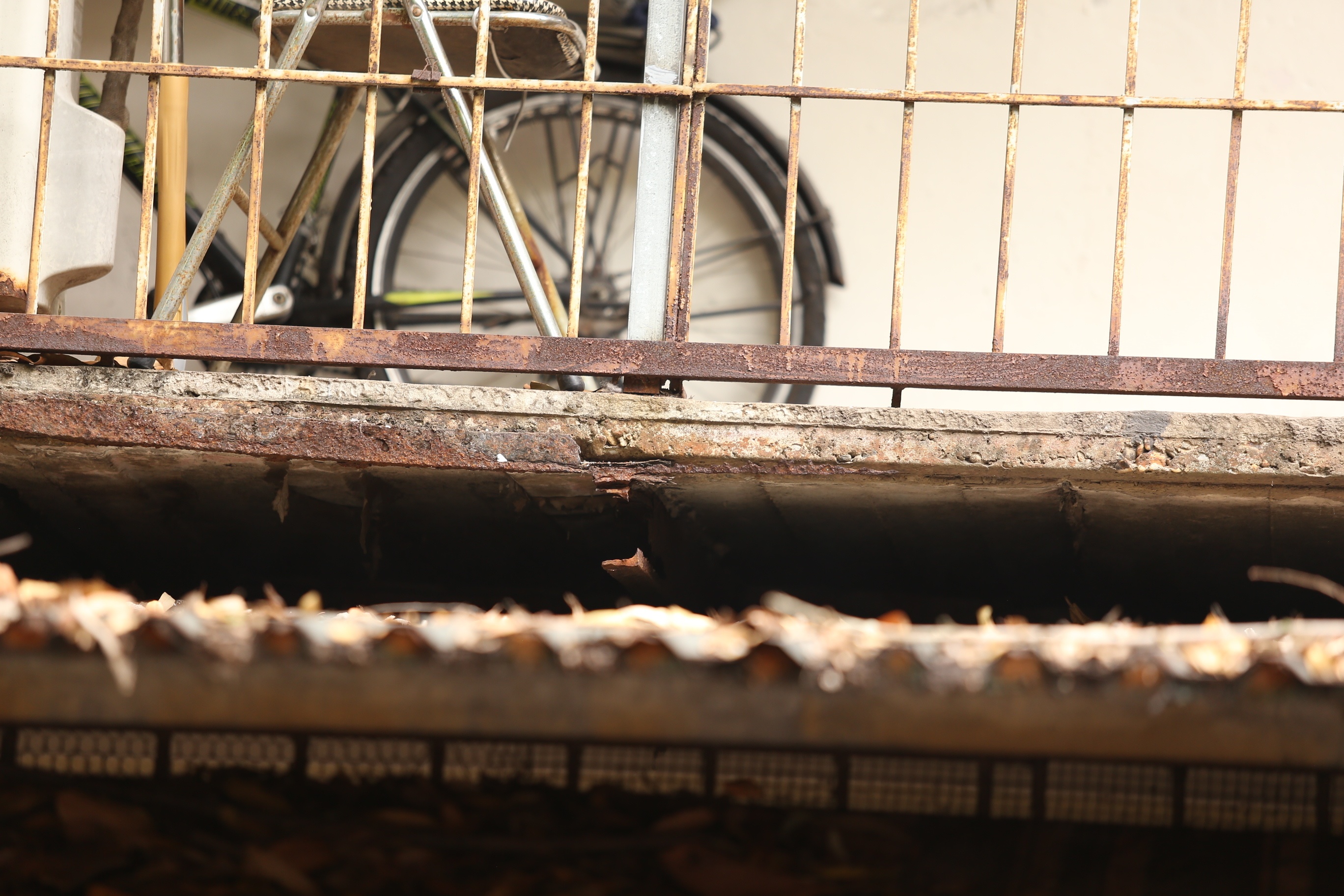 Kh&ocirc;ng chỉ tiềm ẩn nhiều nguy cơ mất an to&agrave;n khi xảy ra ch&aacute;y nổ, những "chuồng chim", "chuồng cọp" ở đ&acirc;y c&ograve;n xuống cấp nghi&ecirc;m trọng.