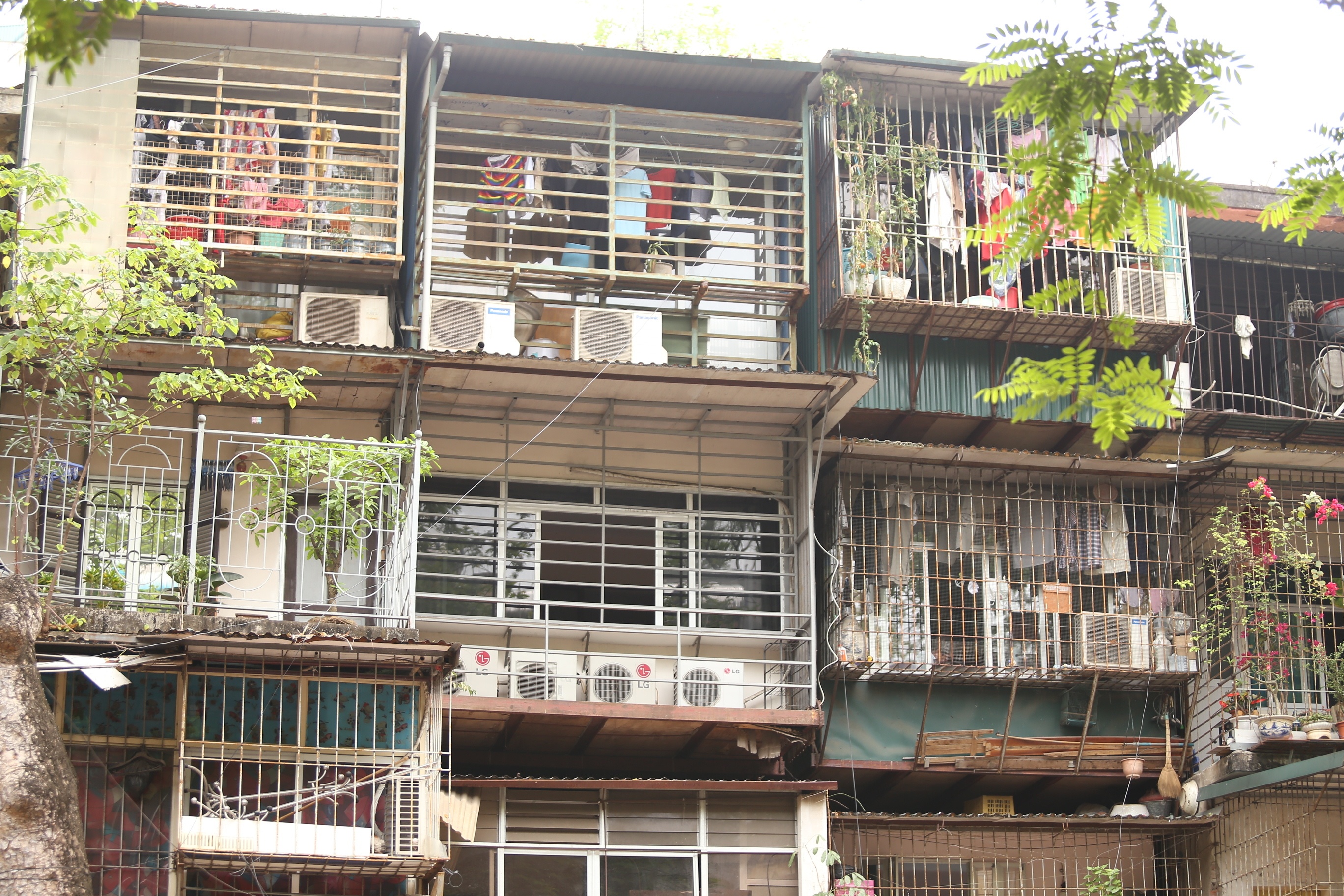 Dường như tất cả những nh&agrave; c&oacute; hướng ra ph&iacute;a ngo&agrave;i đều cơi nới th&ecirc;m những "chuồng chim", "chuồng cọp" để tăng th&ecirc;m diện t&iacute;ch sử dụng.