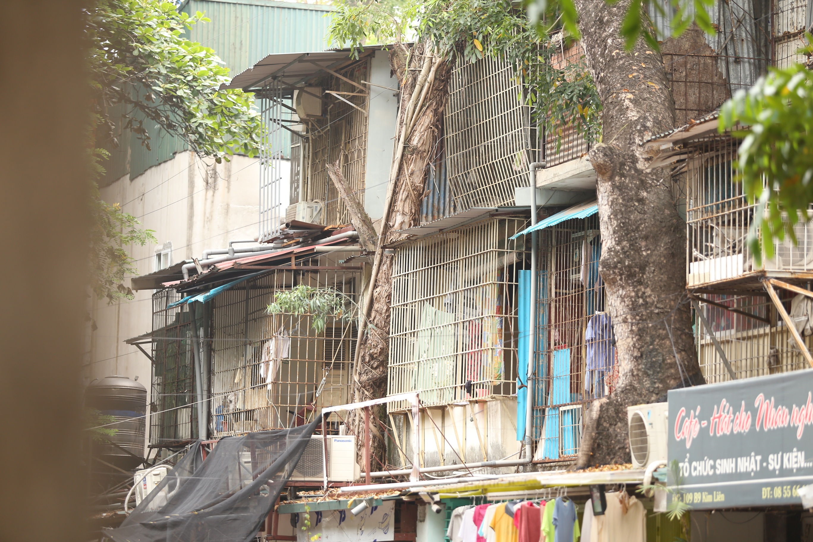 Theo quan s&aacute;t bằng mắt thường những "chuồng cọp", "chuồng chim" đều được h&agrave;n "chết", rất &iacute;t nh&agrave; để cửa sổ để c&oacute; thể tho&aacute;t hiểm khi xảy ra hỏa hoạn.