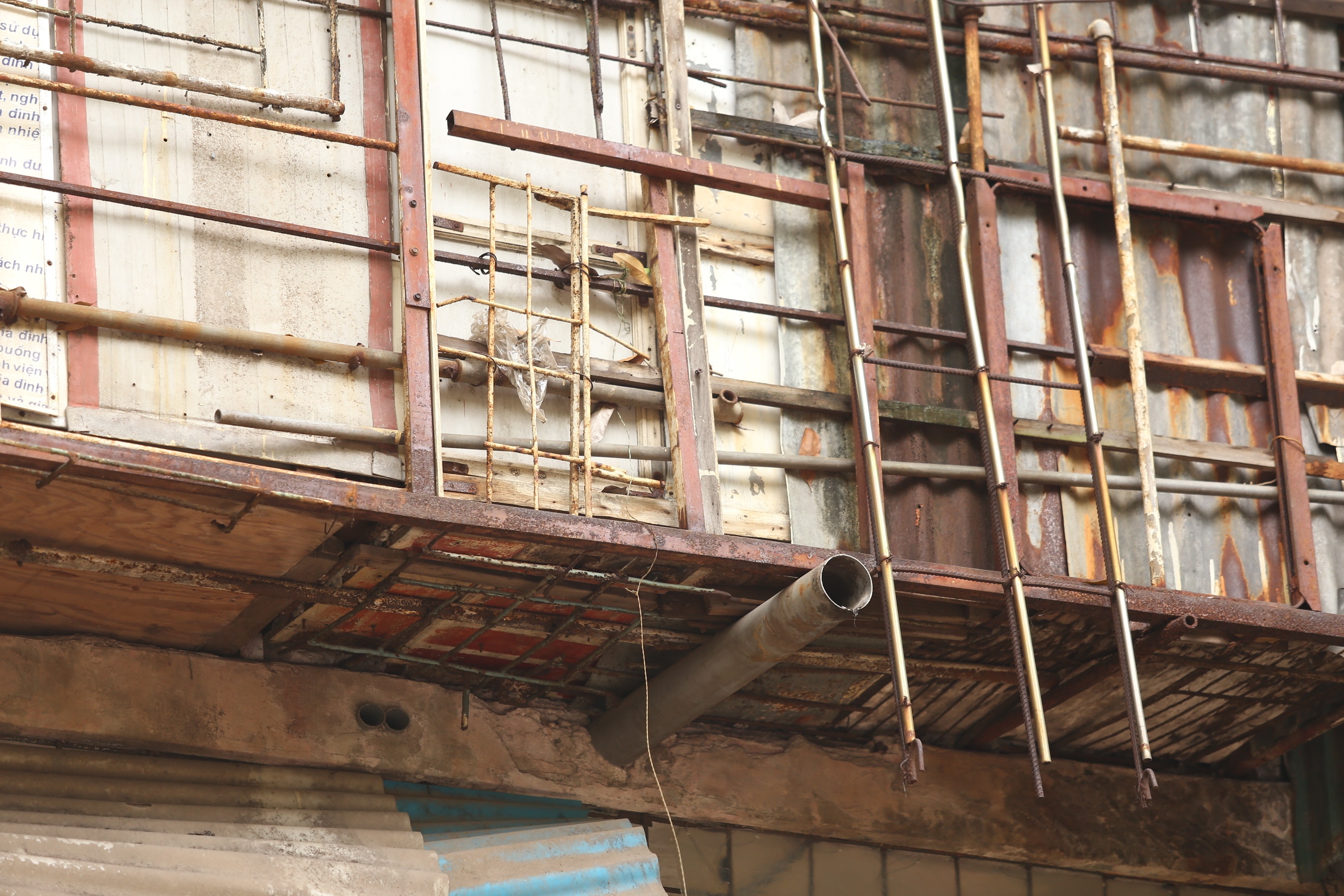 Nhiều thanh dầm đua ra đ&atilde; bị hoen gỉ, mục n&aacute;t.