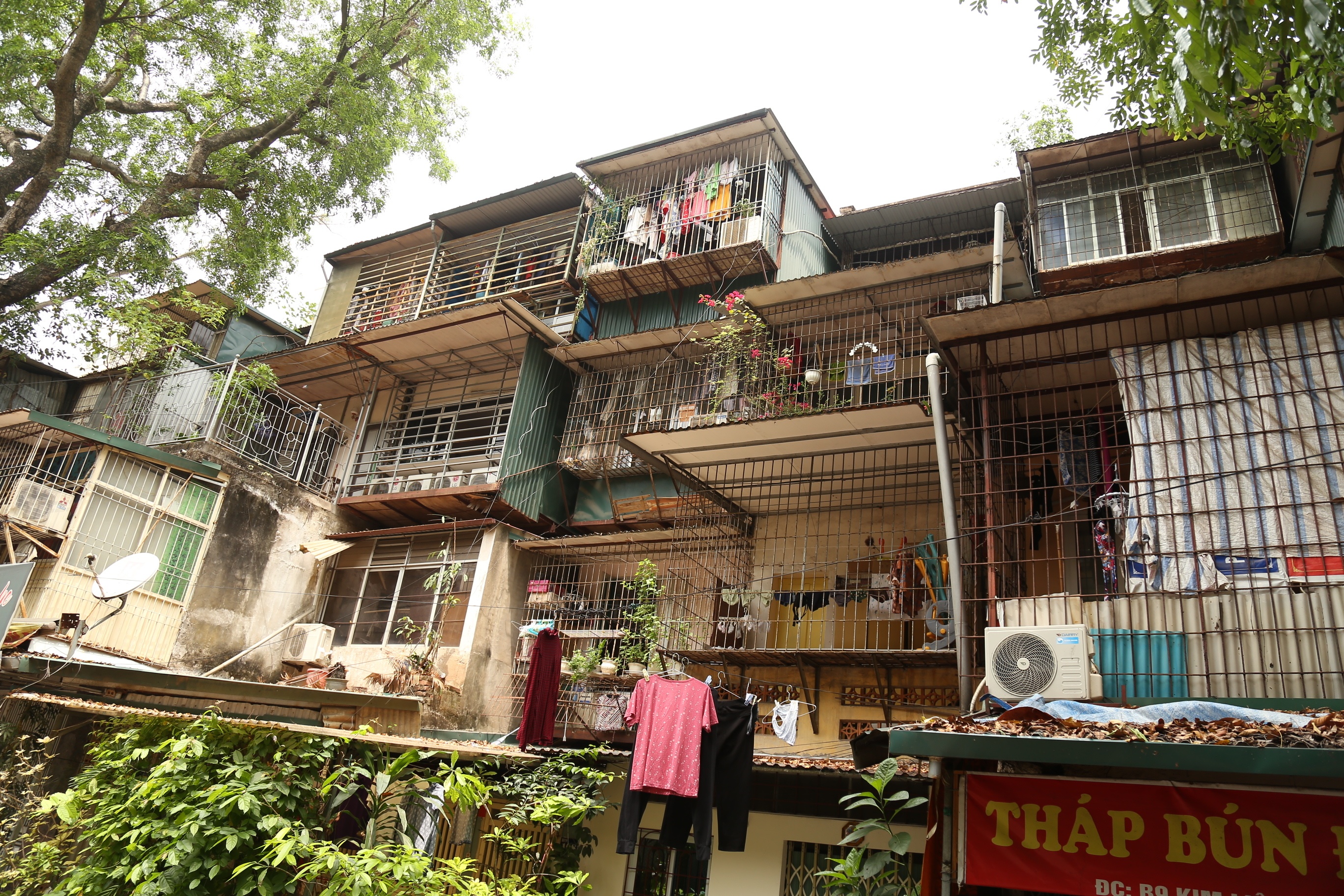 "C&aacute;c hộ d&acirc;n hay cơi nới, l&agrave;m "chuồng cọp", qu&acirc;y lại để tr&aacute;nh trộm cắp nhưng ch&uacute;ng t&ocirc;i đều tuy&ecirc;n truyền, hướng dẫn mở lối tho&aacute;t hiểm để đảm bảo an to&agrave;n ch&aacute;y, nổ", &ocirc;ng Sơn cho hay.