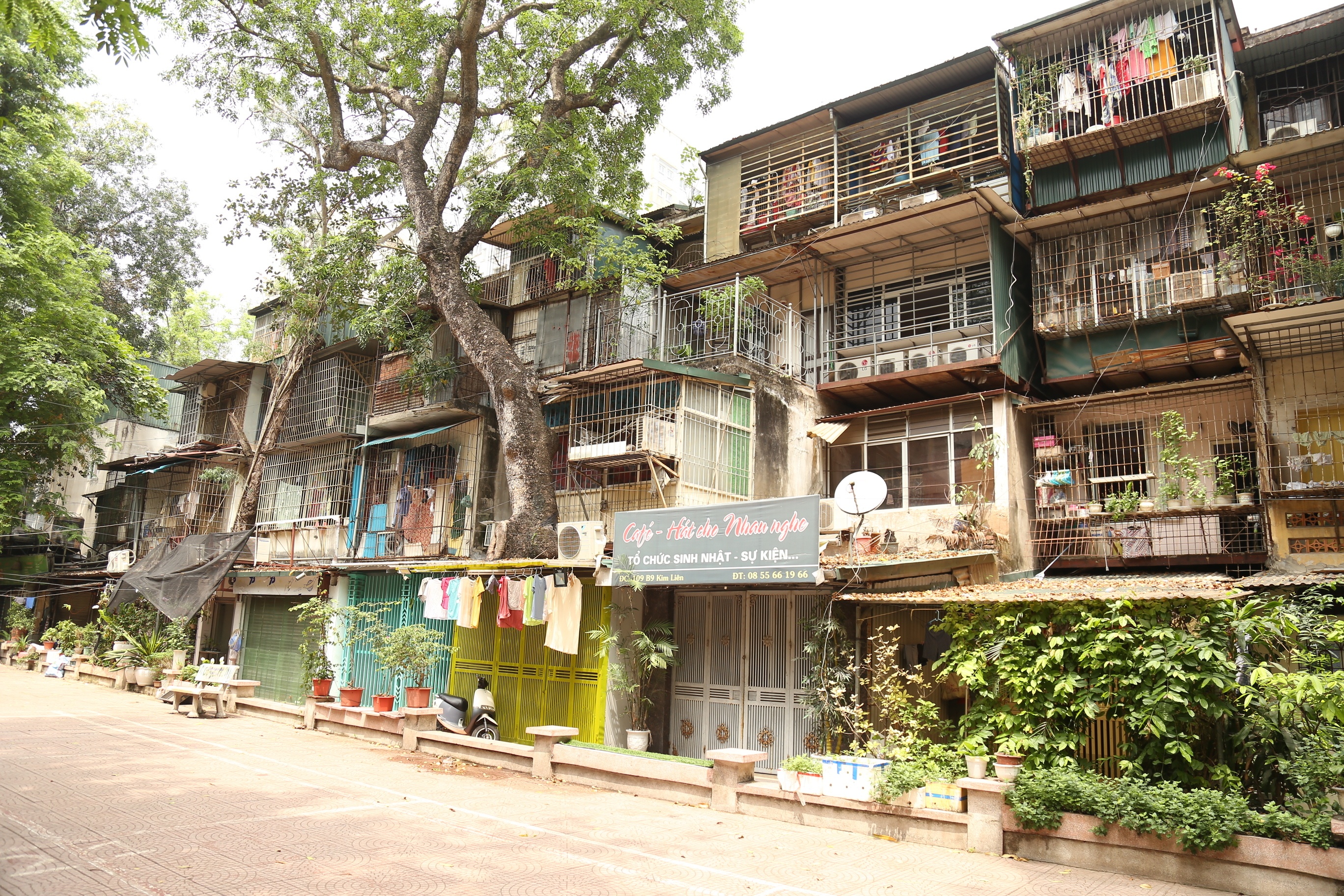 Ở khu vực c&oacute; căn nh&agrave; bị ch&aacute;y n&agrave;y, c&oacute; rất nhiều căn nh&agrave; dạng ống, đặc biệt những căn nh&agrave; do người d&acirc;n cơi nới dựng "chuồng cọp", "chuồng chim" khiến lối tho&aacute;t hiểm bị bịt k&iacute;n nếu xảy ra sự cố như ch&aacute;y, nổ.