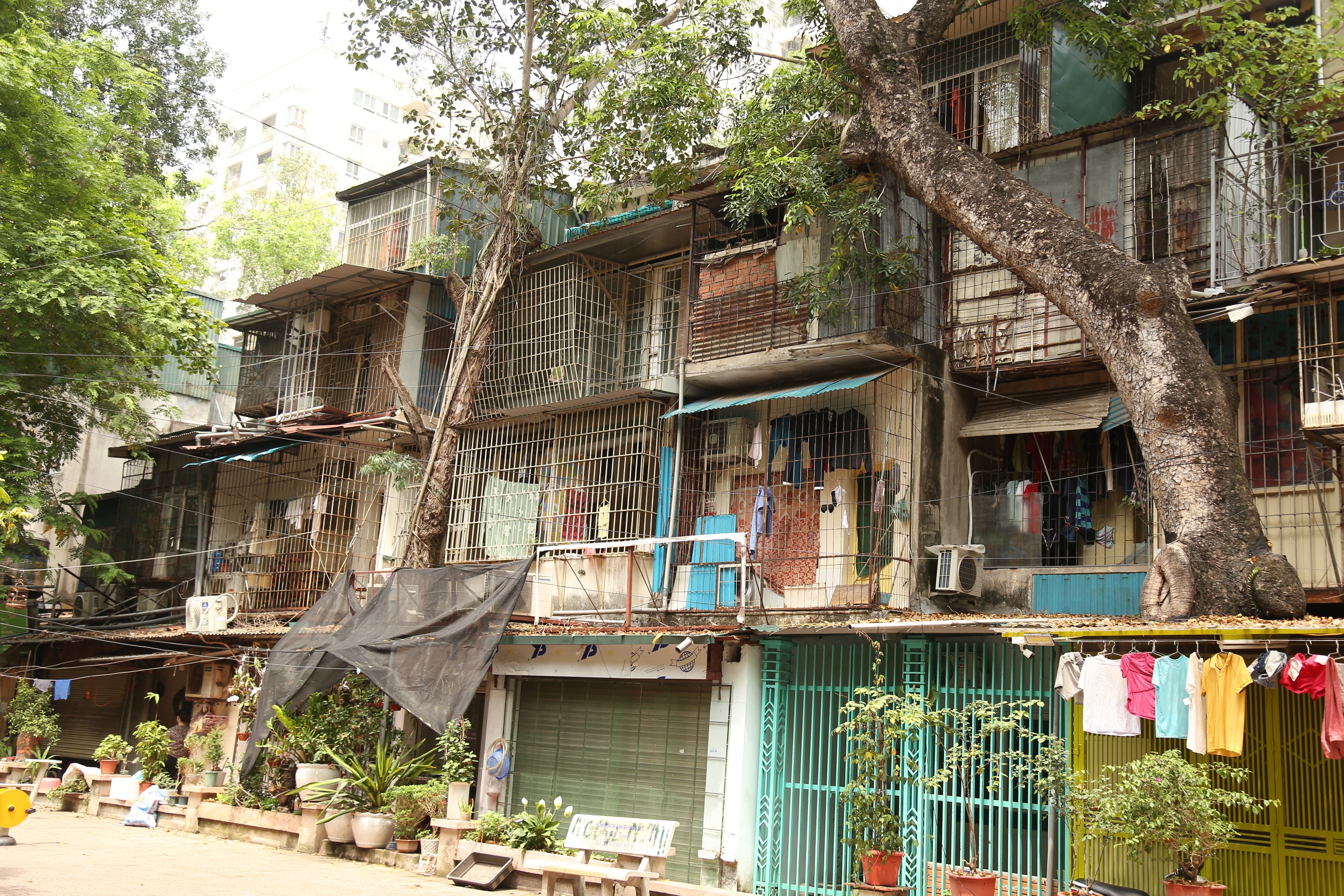 Anh H&oacute;a - một người kinh doanh h&agrave;ng ăn ở Khu tập thể B9 Kim Li&ecirc;n cho biết: "Nh&agrave; t&ocirc;i trước cũng thu&ecirc; trọ ở đ&acirc;y, nhưng sống được một thời gian thấy bất tiện về điện, nước v&agrave; cảm thấy kh&ocirc;ng an to&agrave;n về ph&ograve;ng ch&aacute;y n&ecirc;n chỗ n&agrave;y chỉ để b&aacute;n h&agrave;ng buổi s&aacute;ng v&agrave; chiều, tối ch&uacute;ng t&ocirc;i về ngủ ở chỗ kh&aacute;c".