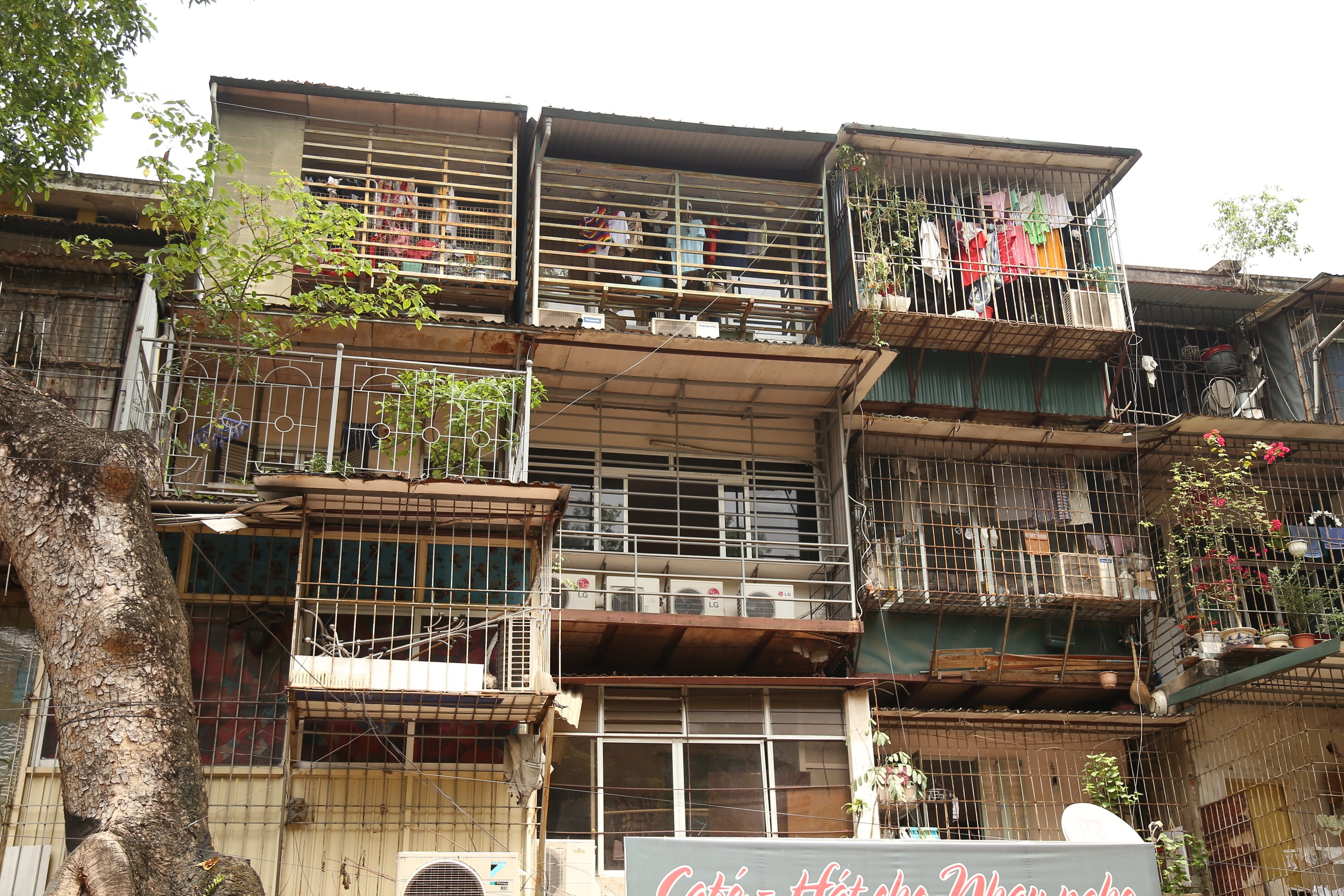 Tại Khu tập thể B9 Kim Li&ecirc;n, những "chuồng chim", "chuồng cọp" n&agrave;y được đua ra rất d&agrave;i so với tường chịu lực của t&ograve;a nh&agrave;.