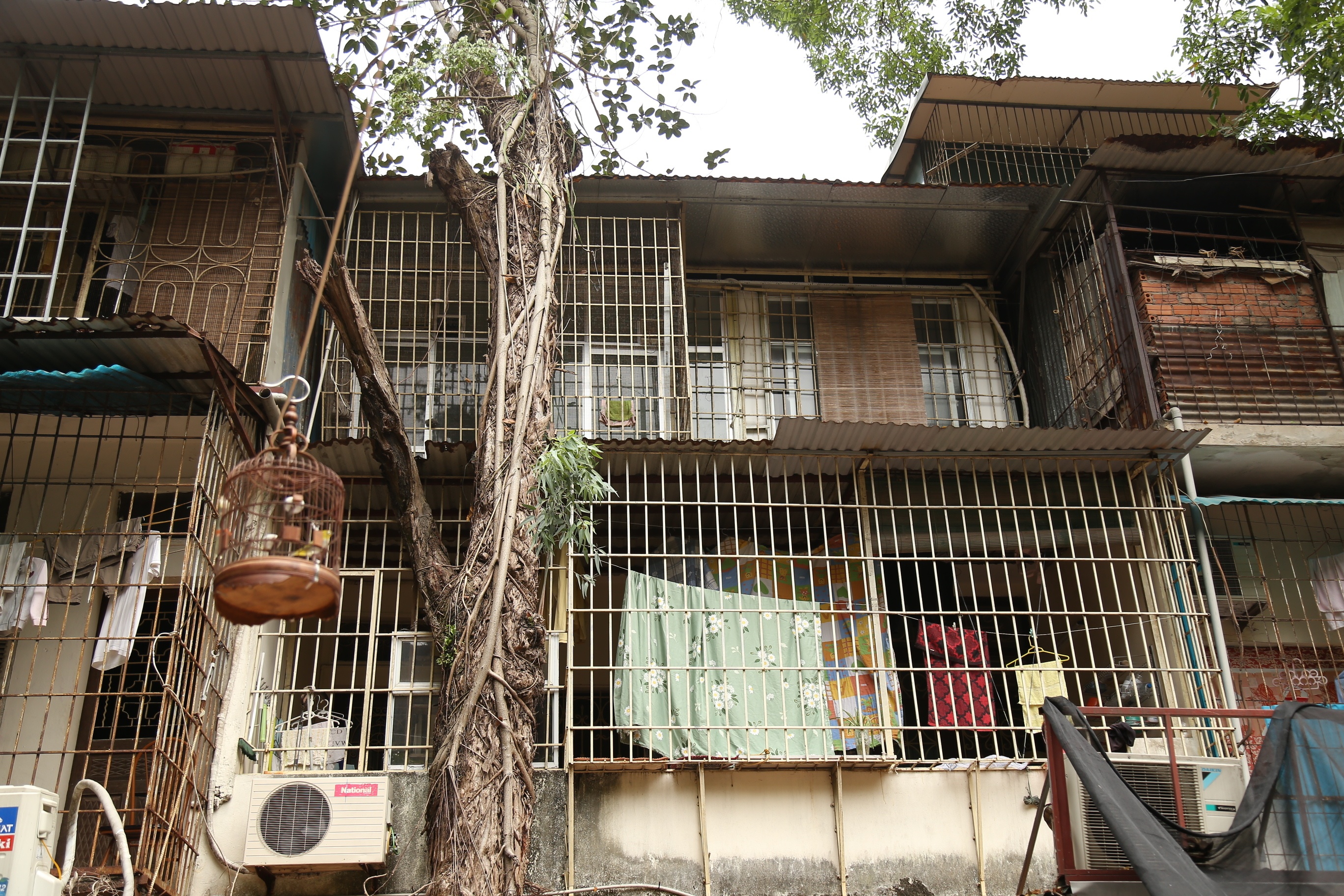 Trao đổi với PV B&aacute;o Giao th&ocirc;ng, &ocirc;ng Nguyễn Quang Sơn, Ph&oacute; Chủ tịch UBND phường Kim Li&ecirc;n cho biết, lực lượng chức năng thường xuy&ecirc;n tuy&ecirc;n truyền, y&ecirc;u cầu c&aacute;c hộ d&acirc;n mở th&ecirc;m lối tho&aacute;t hiểm để đảm bảo an to&agrave;n khi xảy ra ch&aacute;y, nổ.