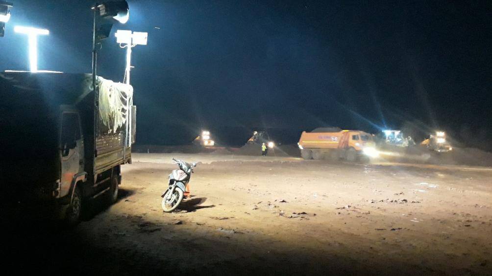 C&ocirc;ng trường nhộn nhịp cả ng&agrave;y lẫn đ&ecirc;m. Trong ảnh l&agrave; c&ocirc;ng nh&acirc;n thi c&ocirc;ng đắp đất tại b&atilde;i trữ