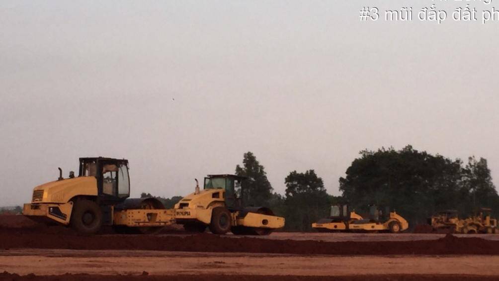 Sau hơn một th&aacute;ng thi c&ocirc;ng san nền, li&ecirc;n danh nh&agrave; thầu Trường Sơn-Vinaconex-ACC-Cienco 8-Ph&uacute;c Lộc- CTCP Tư vấn Trường Sơn đ&atilde; huy động 1.150 nh&acirc;n sự; bố tr&iacute; hơn 824 đầu m&aacute;y, trang thiết bị thi c&ocirc;ng 3 ca li&ecirc;n tục.