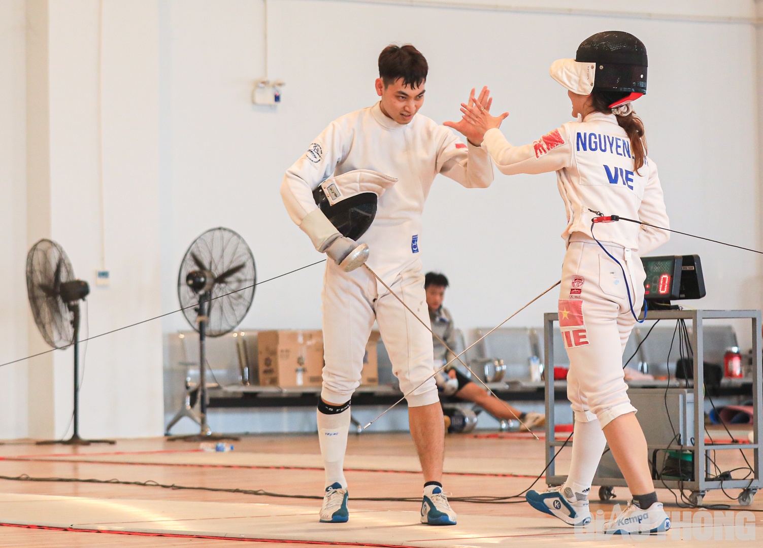 Hiện tại, đội tuyển cũng phải đảo nội dung, đưa c&aacute;c vận động vi&ecirc;n của nội dung kiếm liễu sang giao lưu với nội dung kiếm 3 cạnh để tăng cường cọ x&aacute;t.