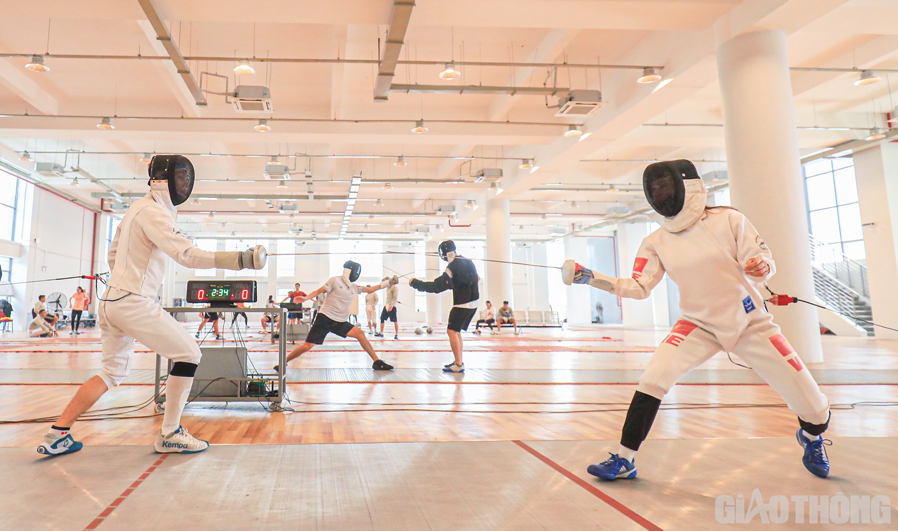 Lần đầu ti&ecirc;n tham dự SEA Games nhưng "em &uacute;t" Nguyễn Thị Kiều Oanh (phải) được ban huấn luyện đ&aacute;nh gi&aacute; cao. C&ocirc; được kỳ vọng sẽ l&agrave; người kế thừa kiếm thủ nổi tiếng Nguyễn Thị Như Hoa ở nội dung kiếm 3 cạnh nữ.