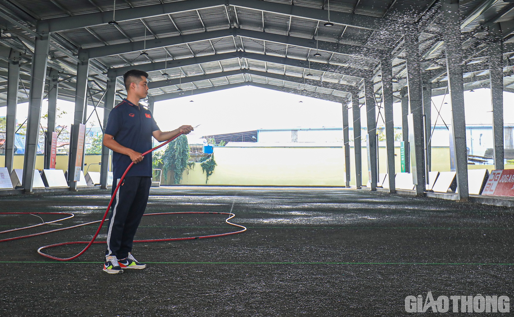 Trước v&agrave; sau mỗi buổi tập, to&agrave;n bộ mặt s&acirc;n sẽ tưới nước v&agrave; lu cho phẳng để đảm bảo điều kiện như đang thi đấu.